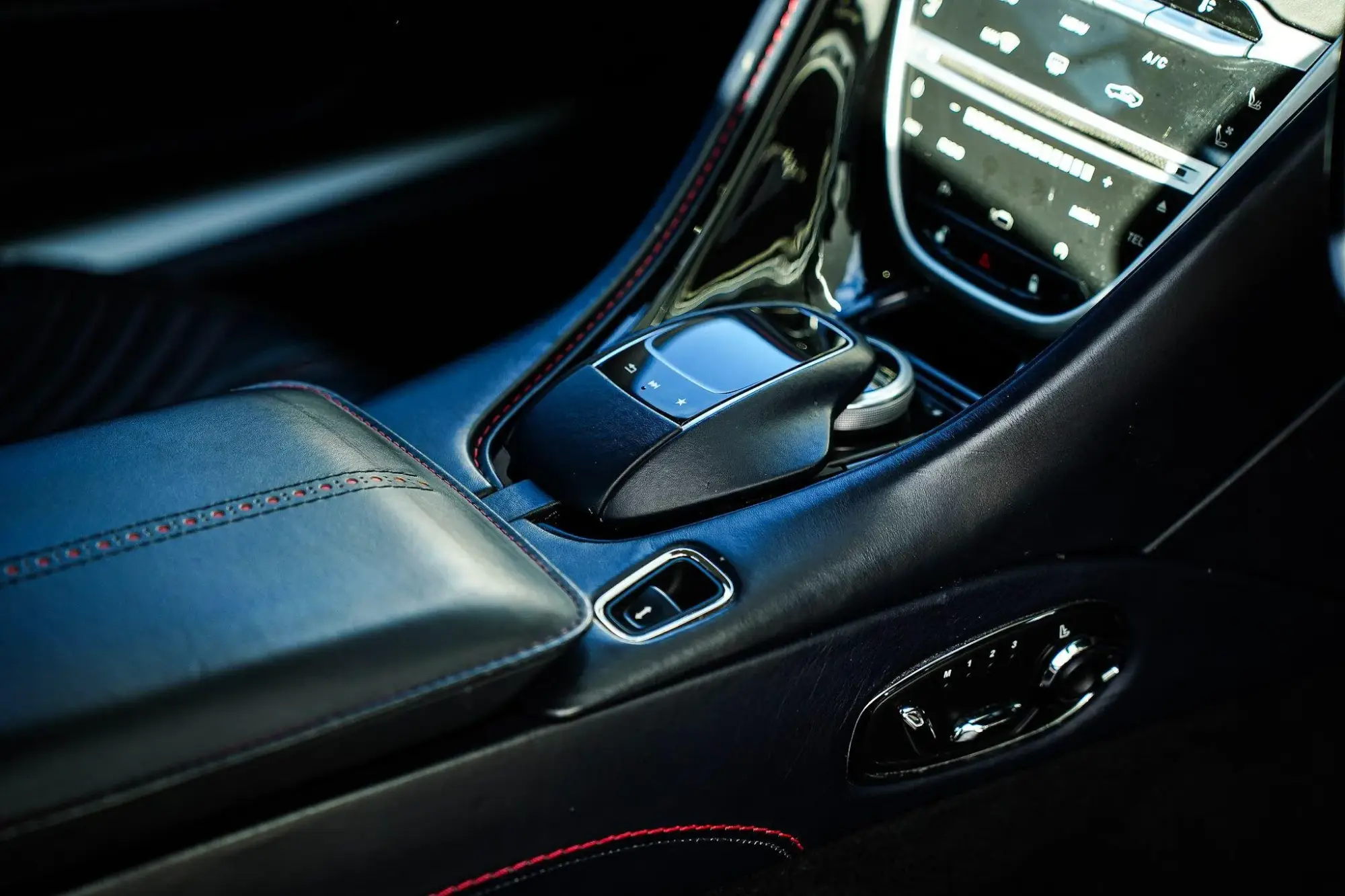 Aston Martin DB11 Image 15