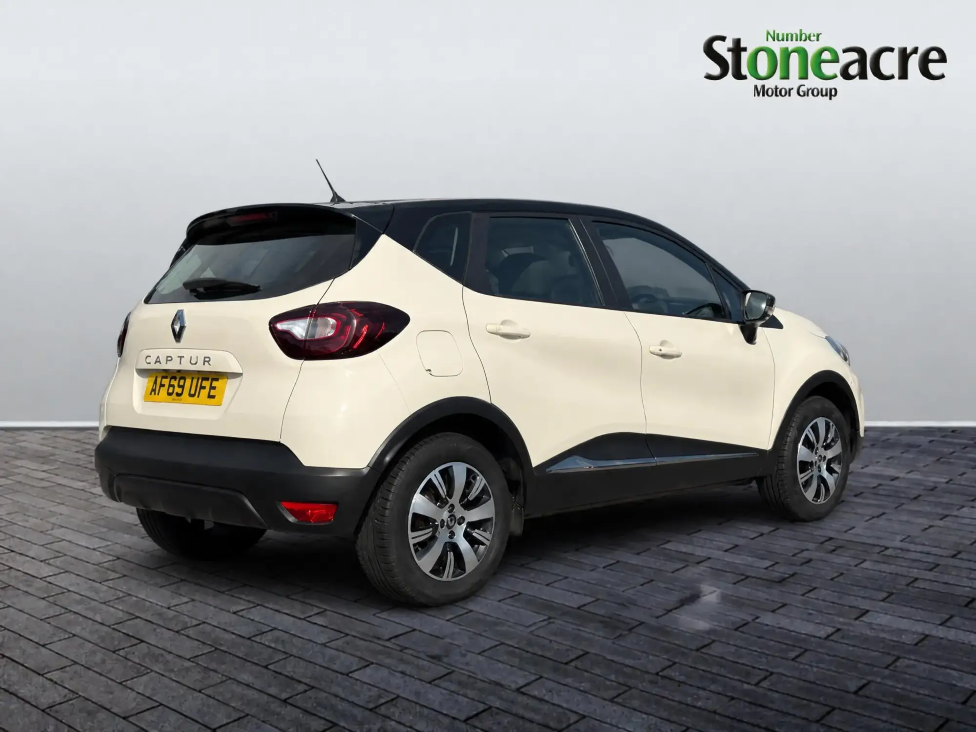 Renault Captur Play TCe 90 MY18 AF69UFE Image 2 Renault Captur Play TCe 90 MY18 AF69UFE Image 2