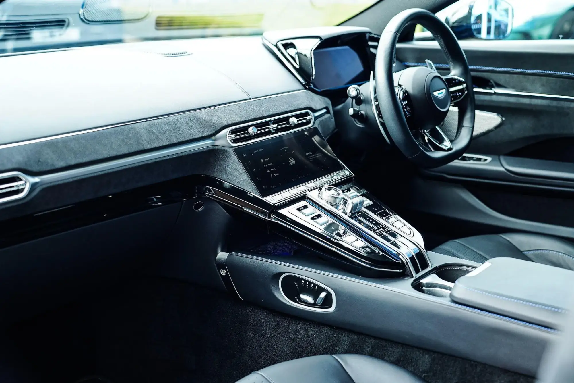 Aston Martin Vantage Image 9