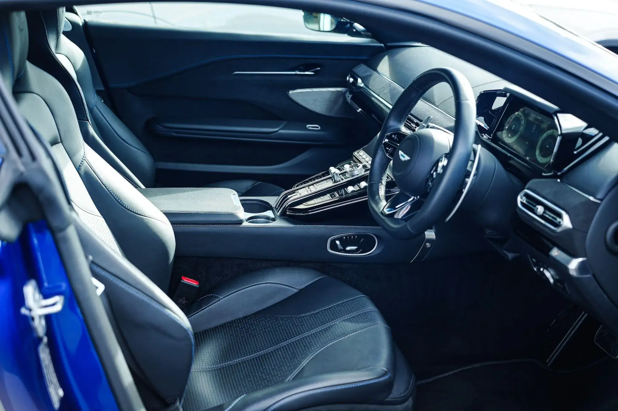 Aston Martin Vantage Image 11