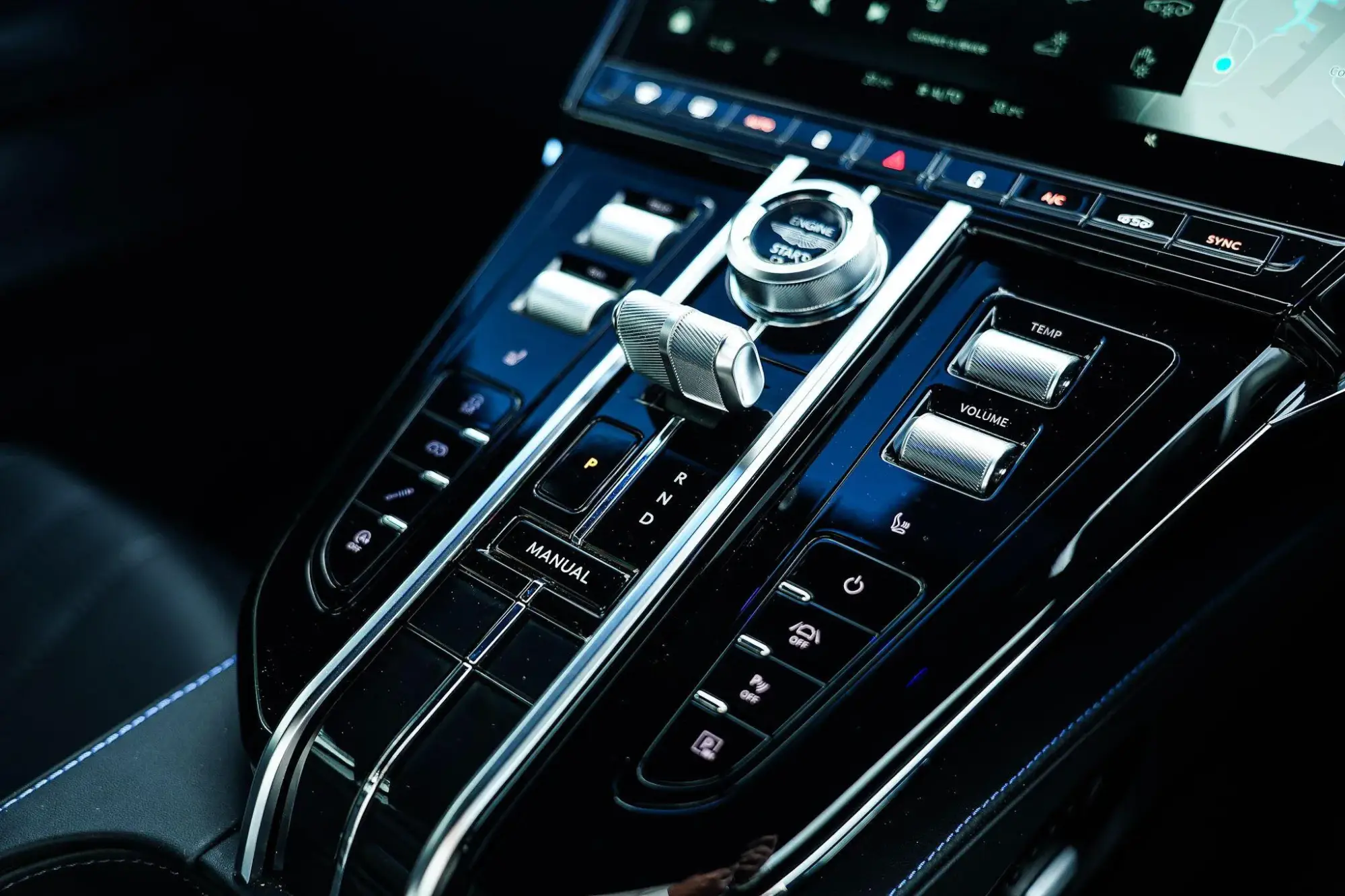 Aston Martin Vantage Image 10