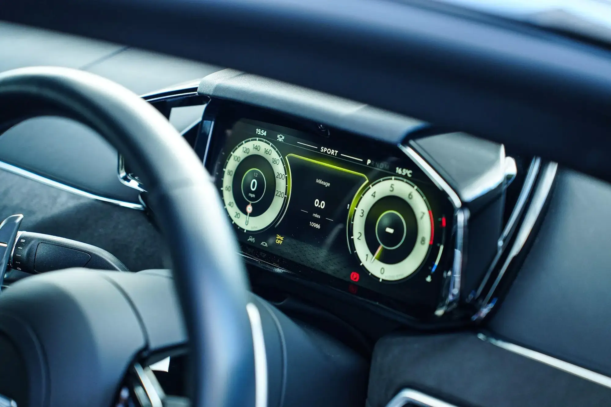Aston Martin Vantage Image 13