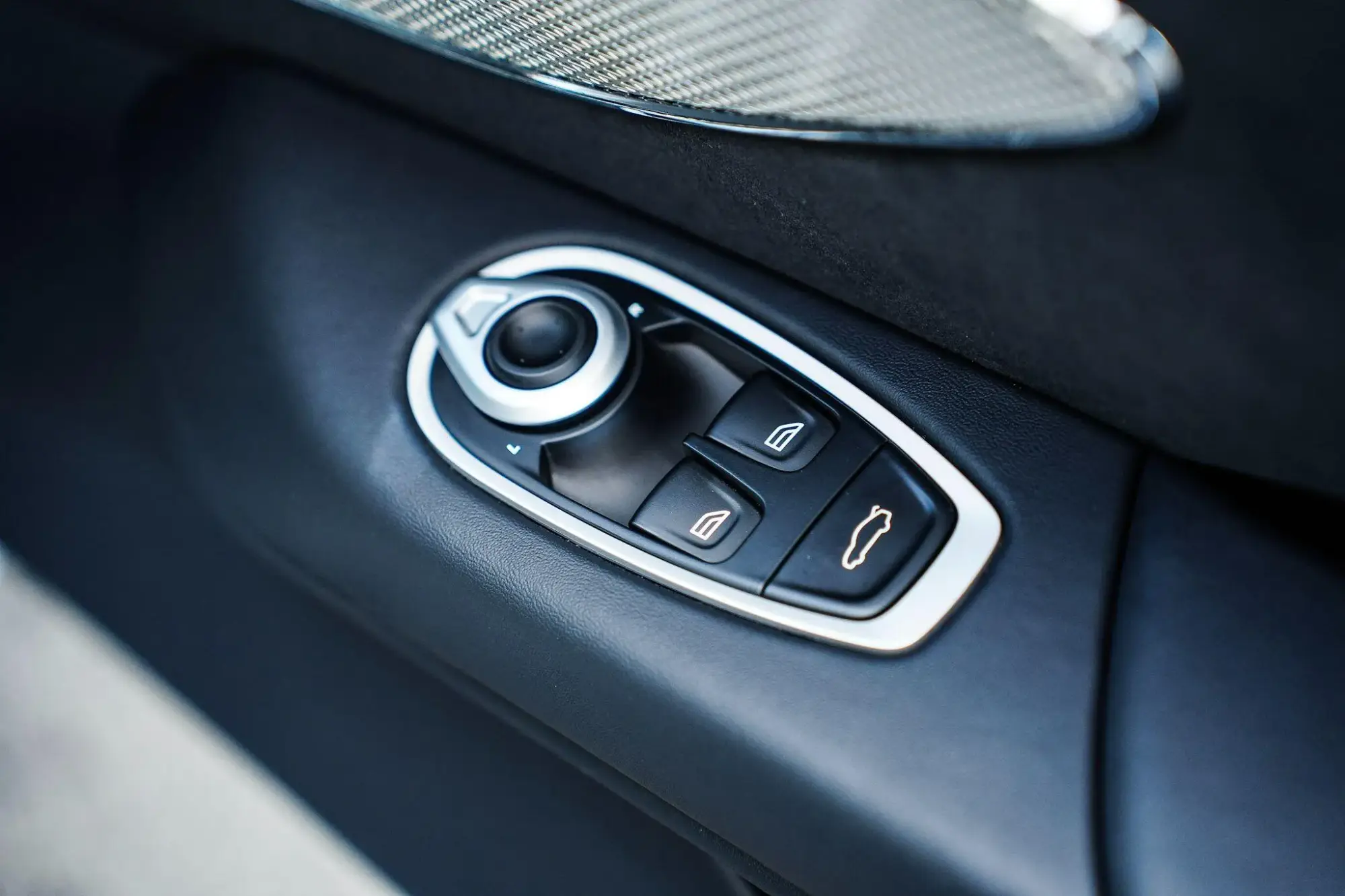Aston Martin Vantage Image 14