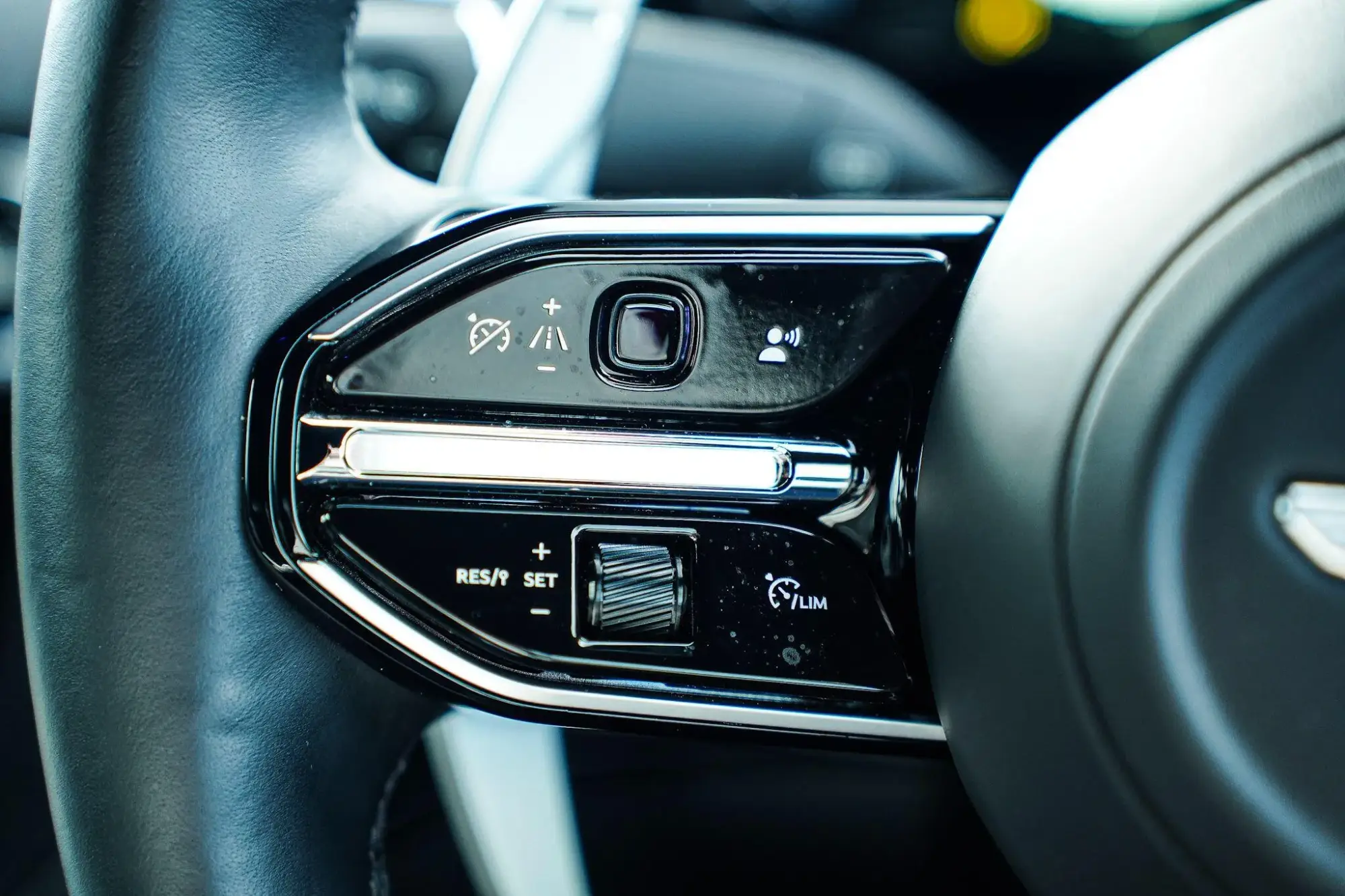 Aston Martin Vantage Image 16