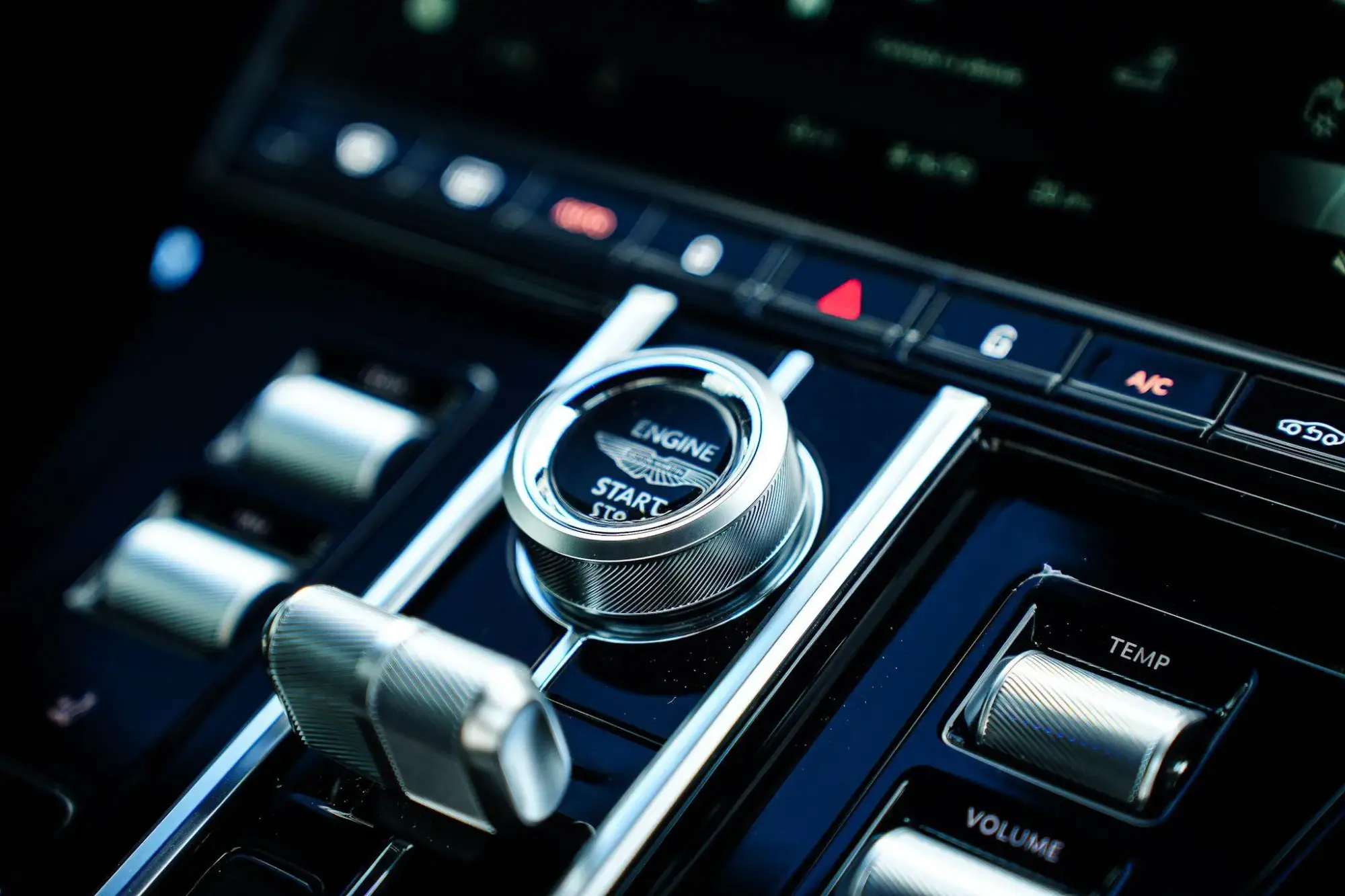 Aston Martin Vantage Image 17