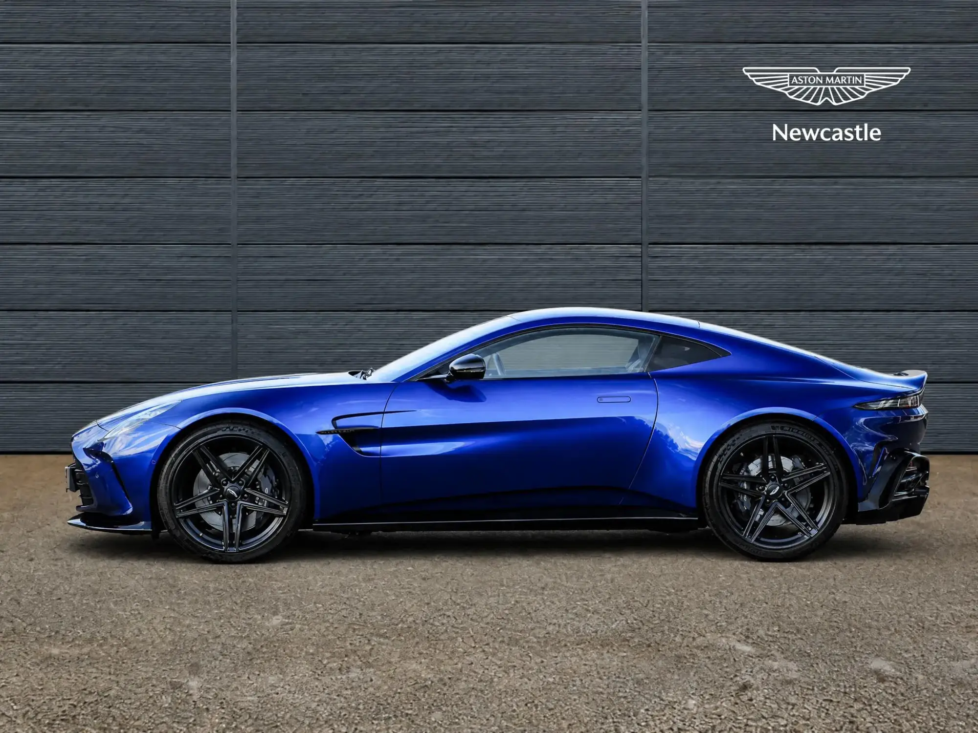 Aston Martin Vantage Image 5