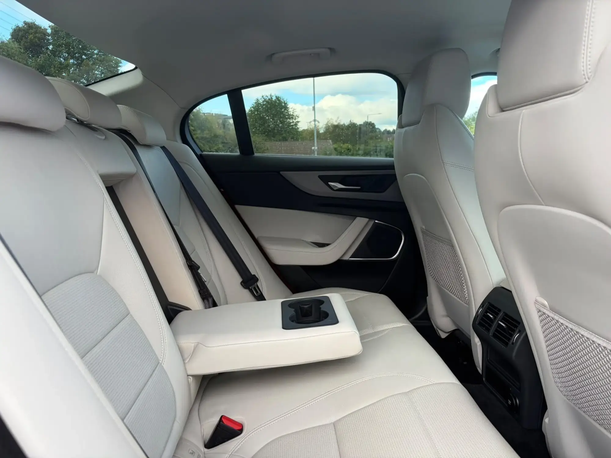 Jaguar XE Image 17