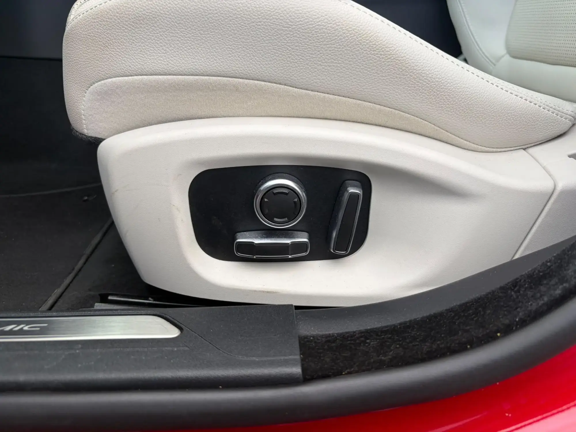 Jaguar XE Image 22