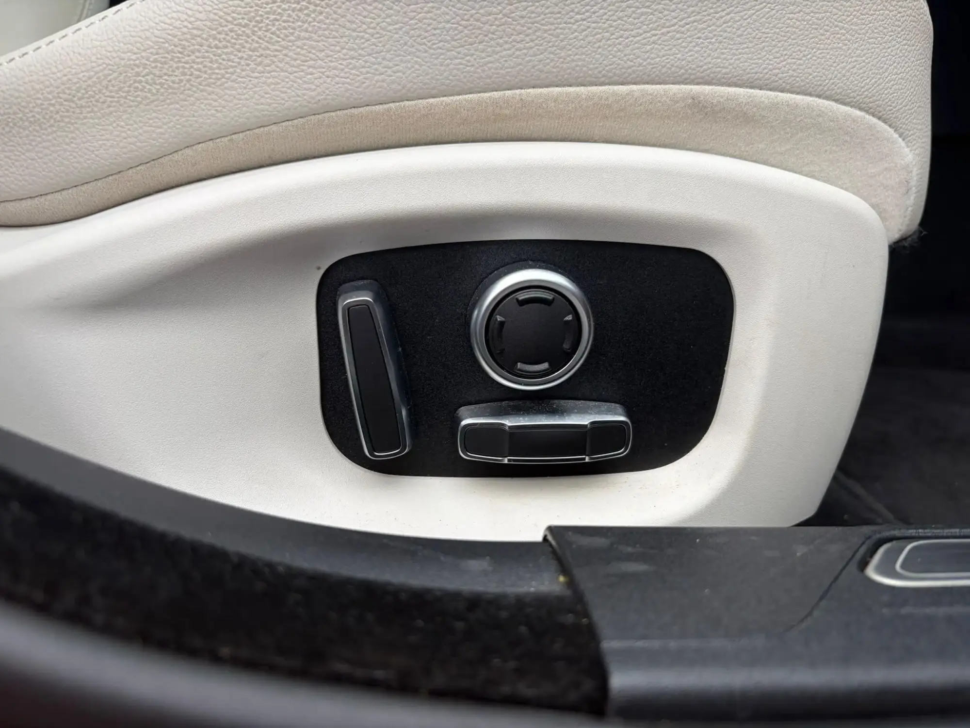 Jaguar XE Image 23