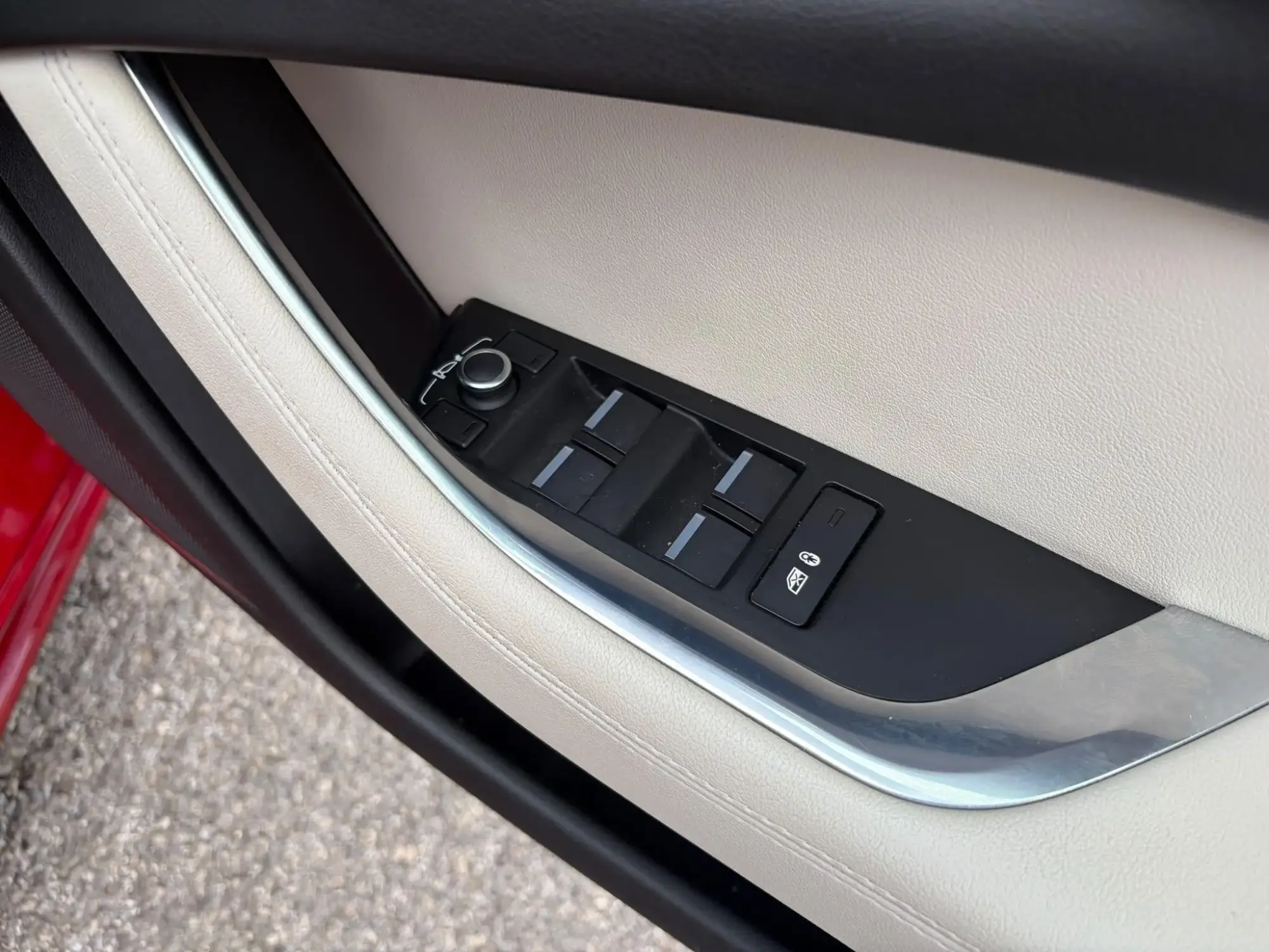 Jaguar XE Image 24