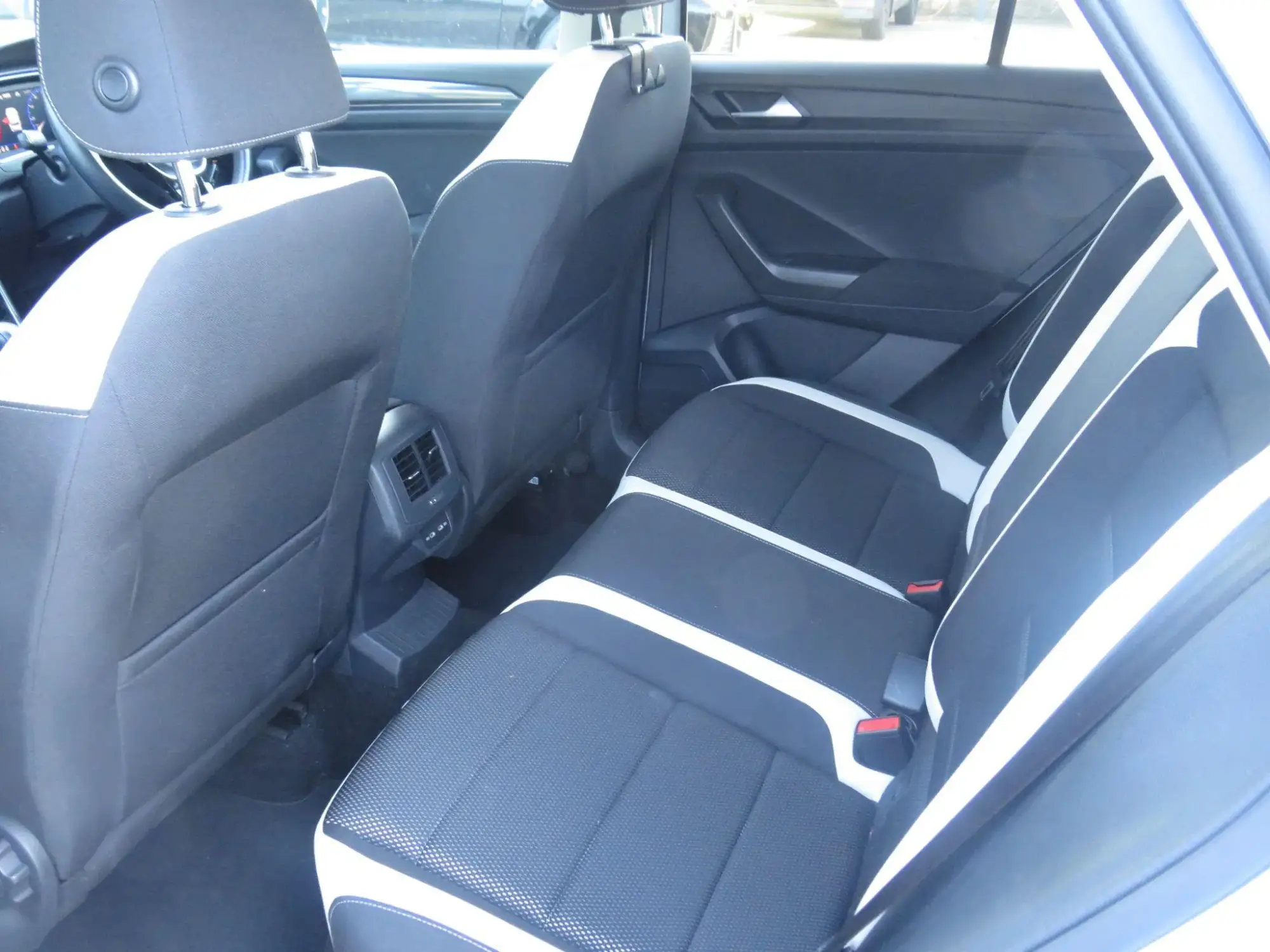 Volkswagen T-Roc Image 18