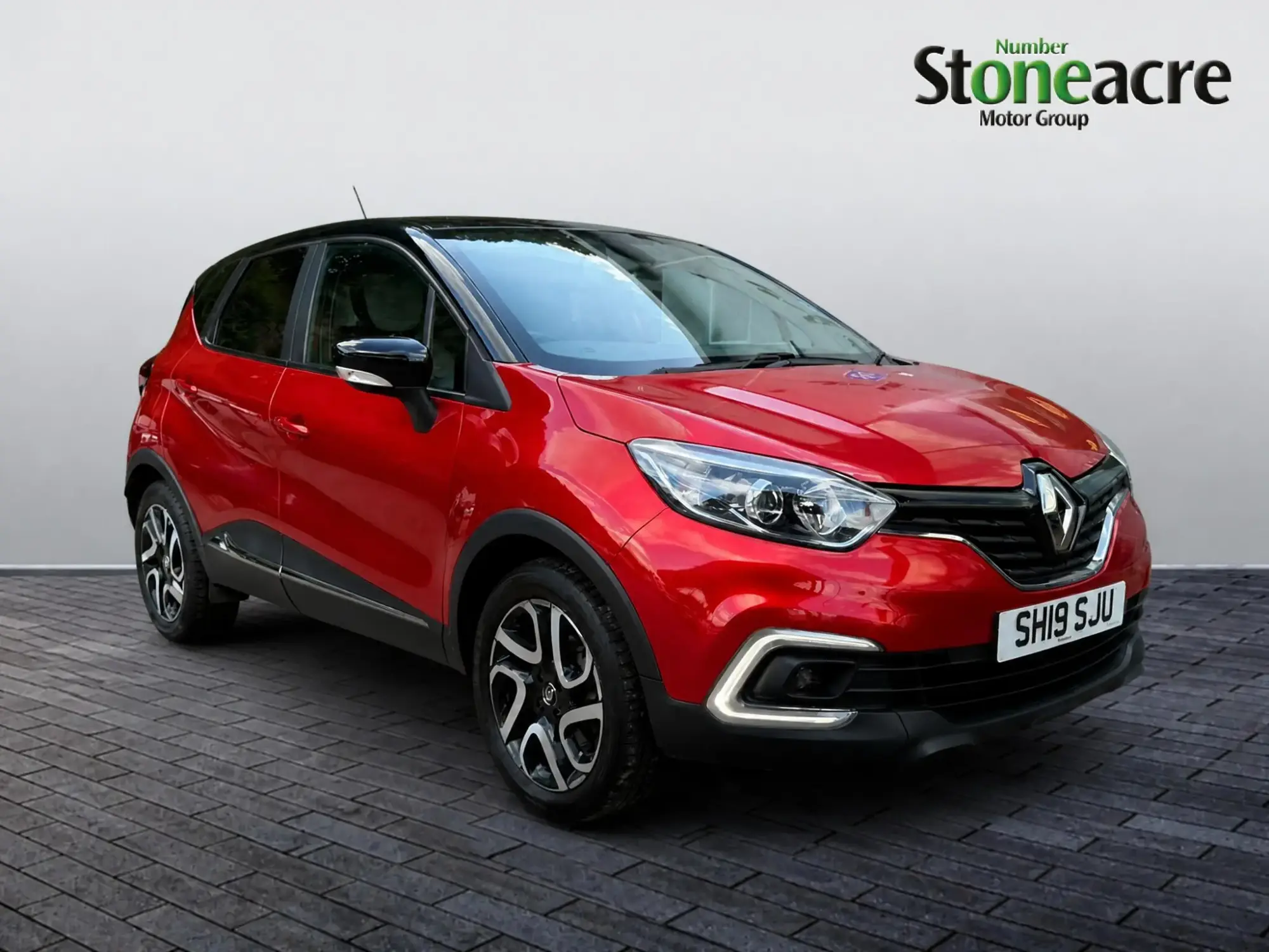 Renault Captur 1.3 TCE 150 Iconic 5dr EDC SH19SJU Image 1 Renault Captur 1.3 TCE 150 Iconic 5dr EDC SH19SJU Image 1