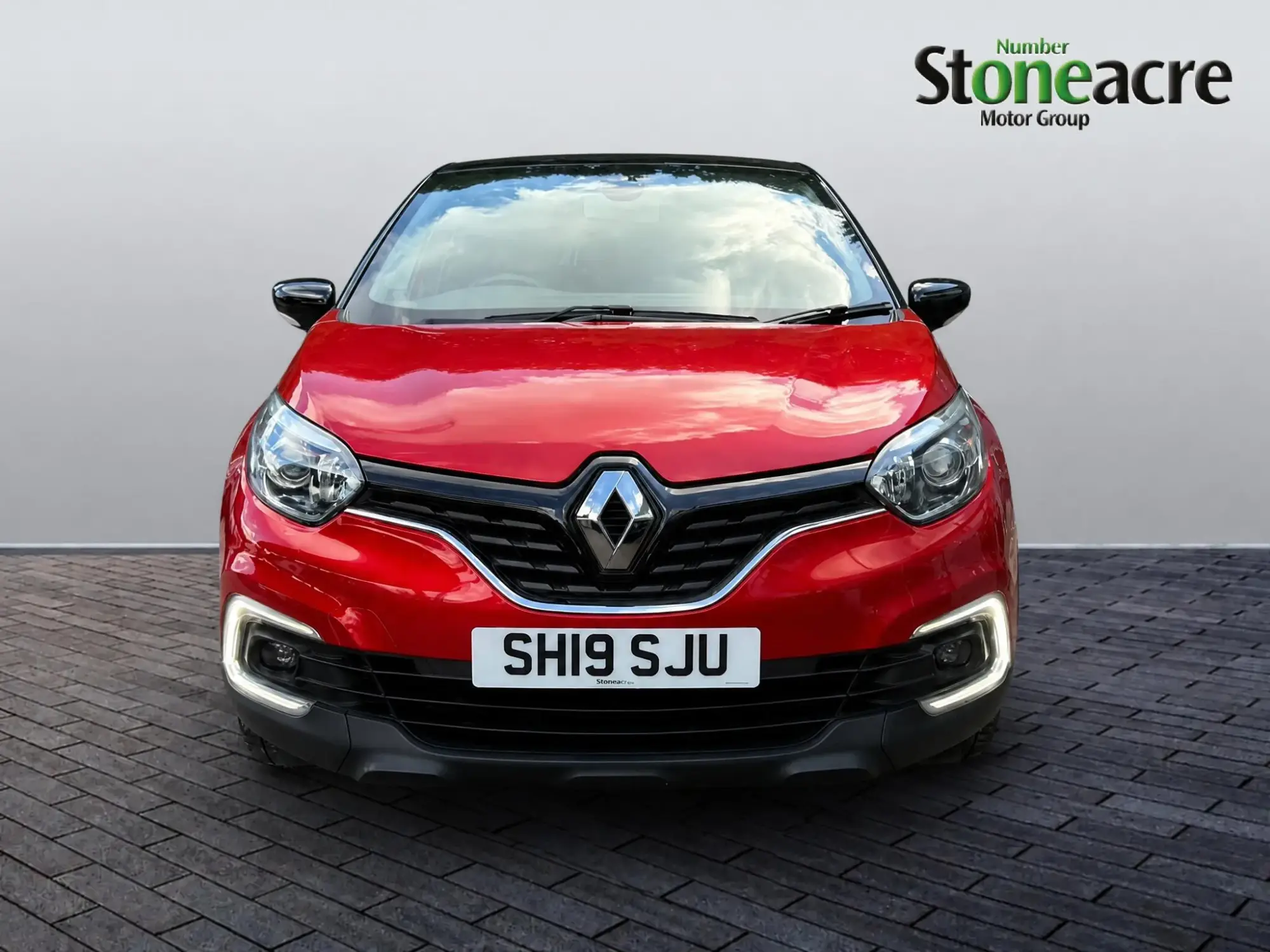 Renault Captur 1.3 TCE 150 Iconic 5dr EDC SH19SJU Image 2 Renault Captur 1.3 TCE 150 Iconic 5dr EDC SH19SJU Image 2