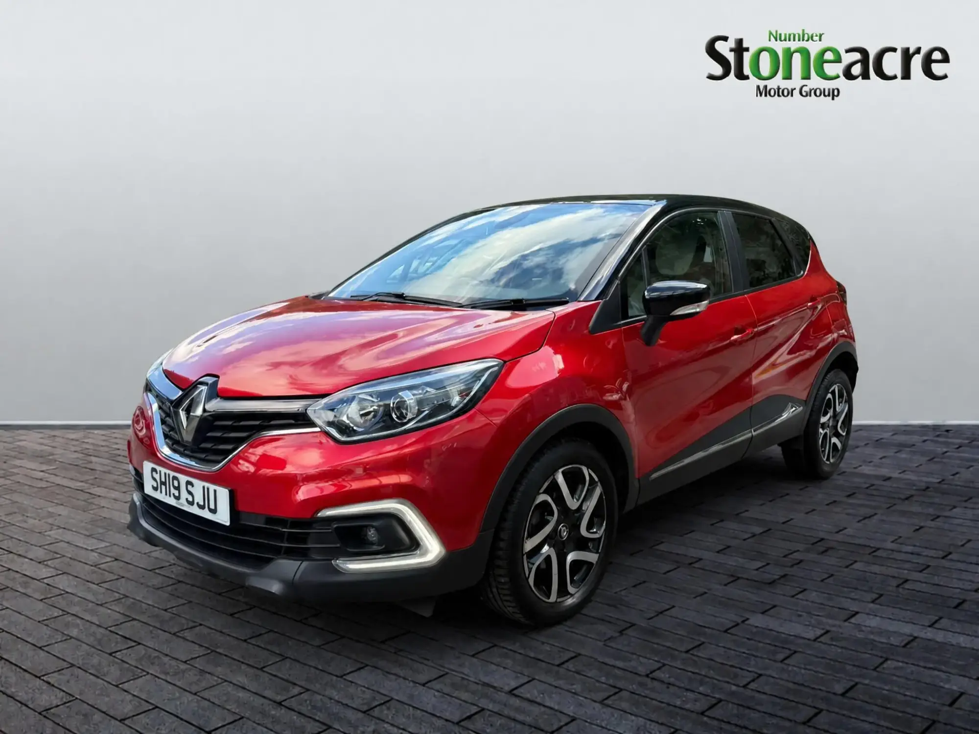 Renault Captur 1.3 TCE 150 Iconic 5dr EDC SH19SJU Image 3 Renault Captur 1.3 TCE 150 Iconic 5dr EDC SH19SJU Image 3