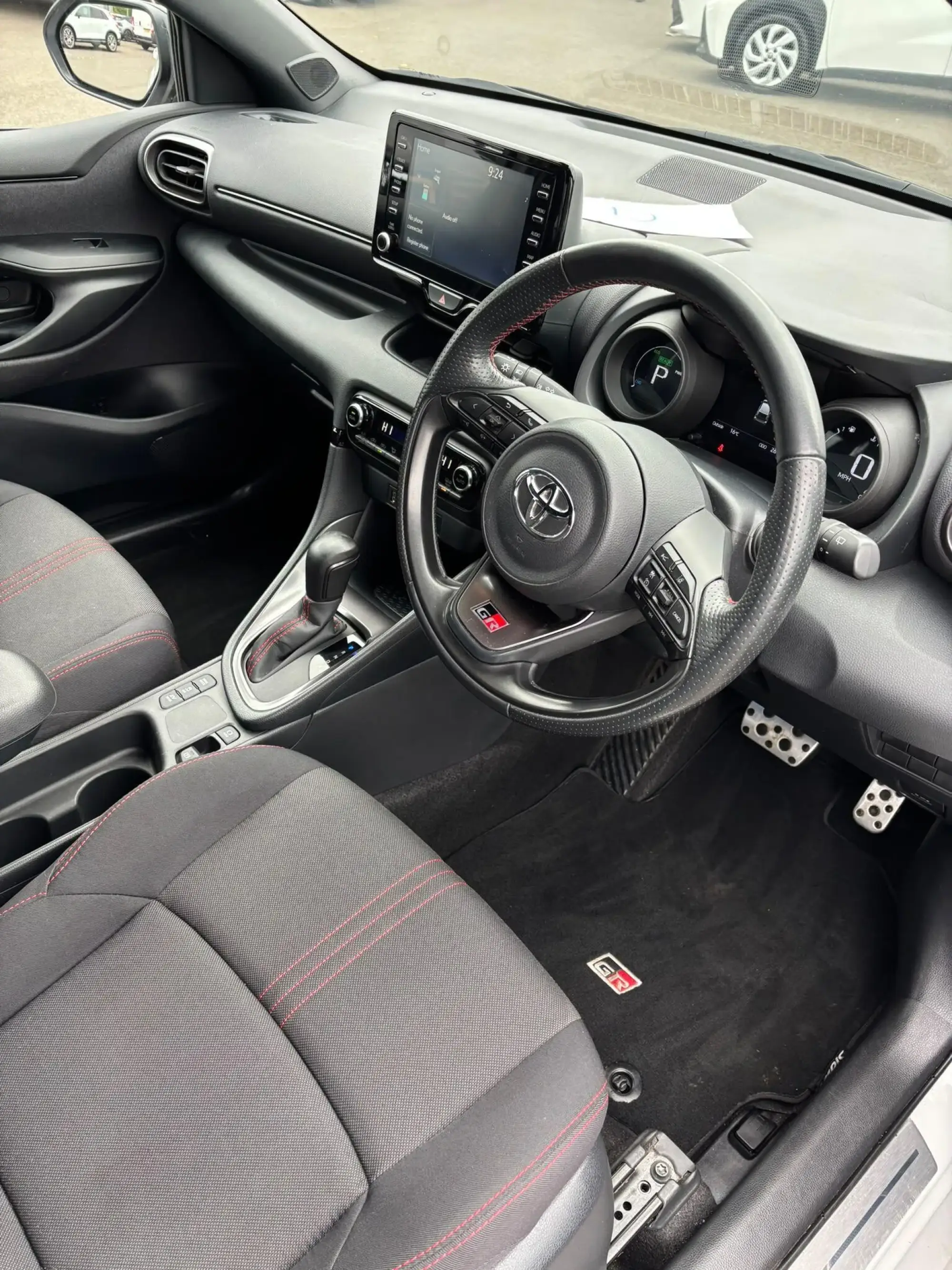 Toyota Yaris Hybrid Image 12