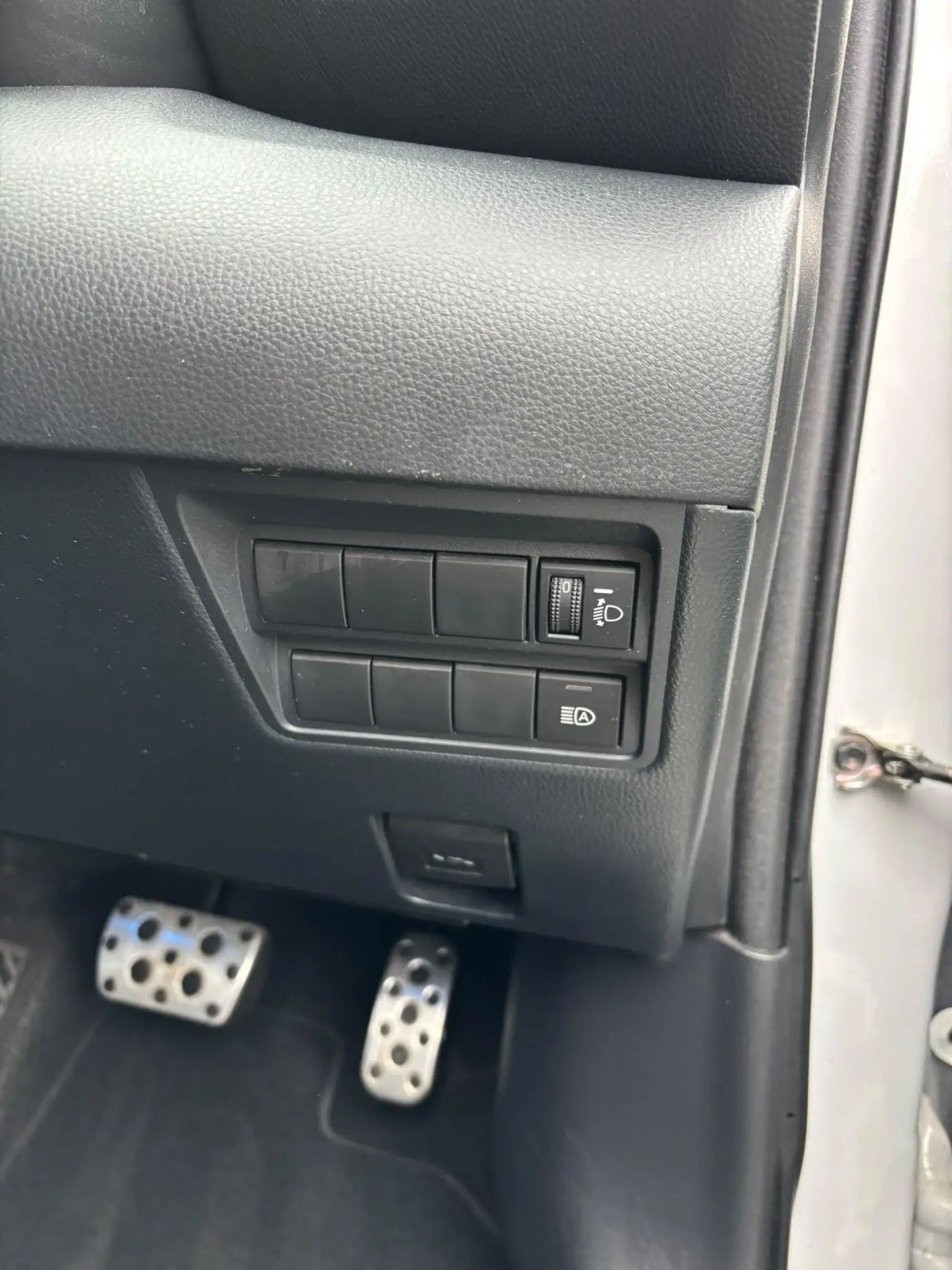 Toyota Yaris Hybrid Image 15
