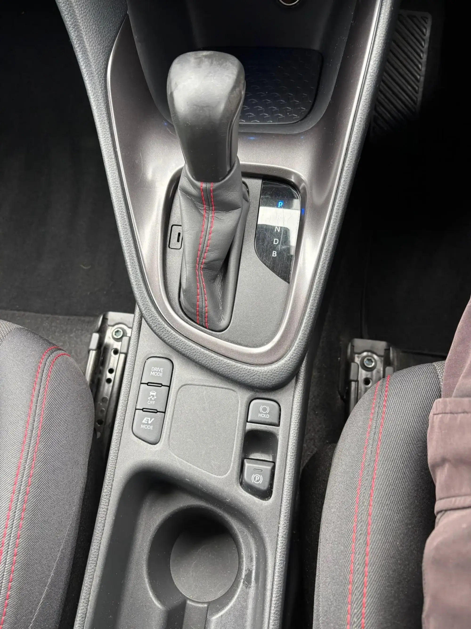 Toyota Yaris Hybrid Image 16