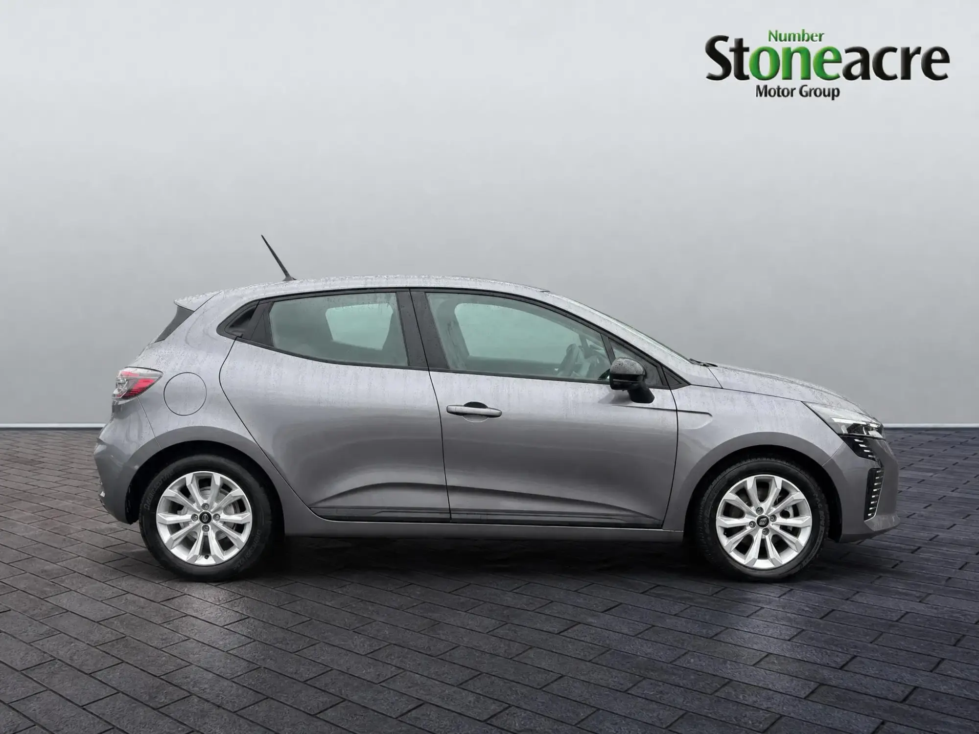 Renault Clio E-Tech Image 2 Renault Clio E-Tech Image 2