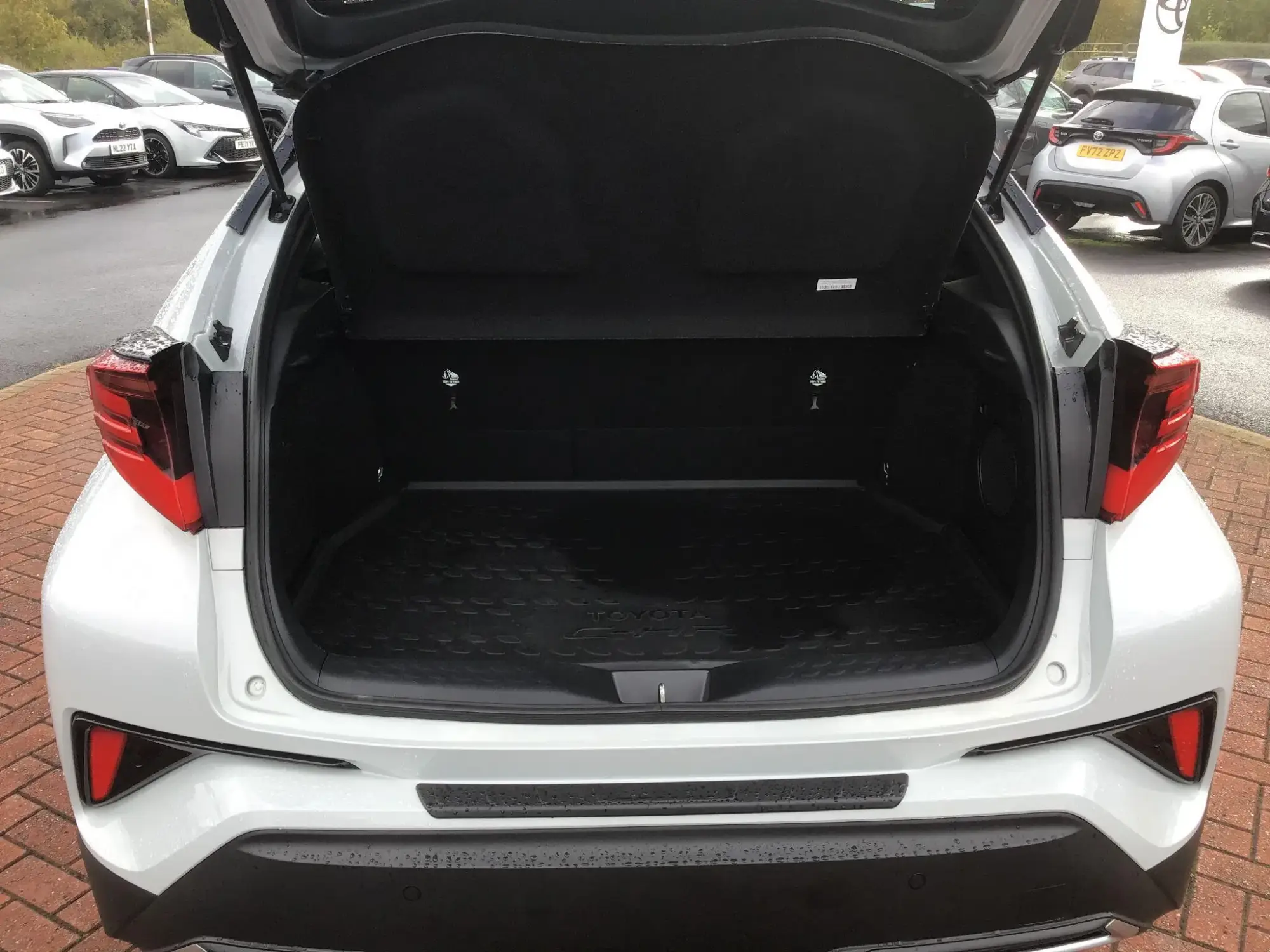 Toyota C-HR Self-Charging Hybrid Image 17 Toyota C-HR Self-Charging Hybrid Image 17