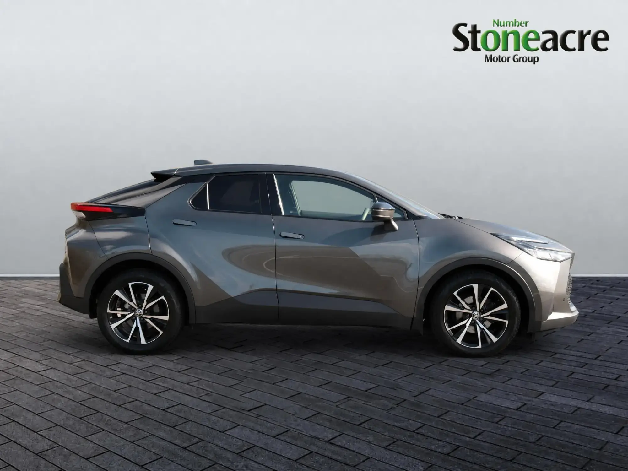 Toyota C-HR Hybrid 1.8 VVT-h Design CVT Euro 6 (s/s) 5dr DA73YST Image 2 Toyota C-HR Hybrid 1.8 VVT-h Design CVT Euro 6 (s/s) 5dr DA73YST Image 2