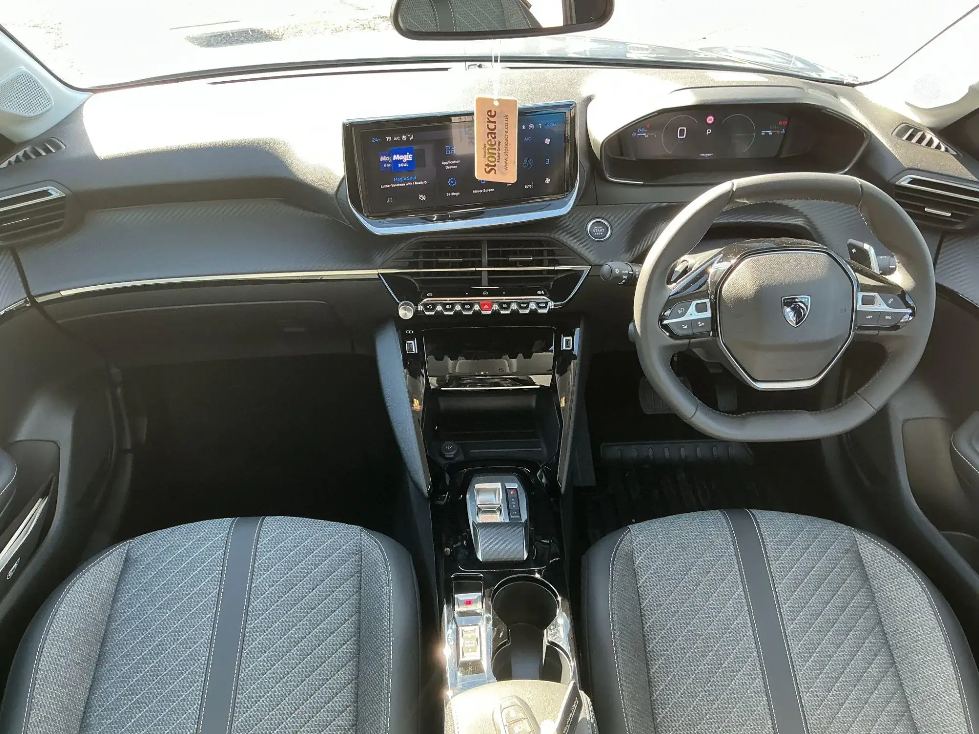 Peugeot 208 Image 9
