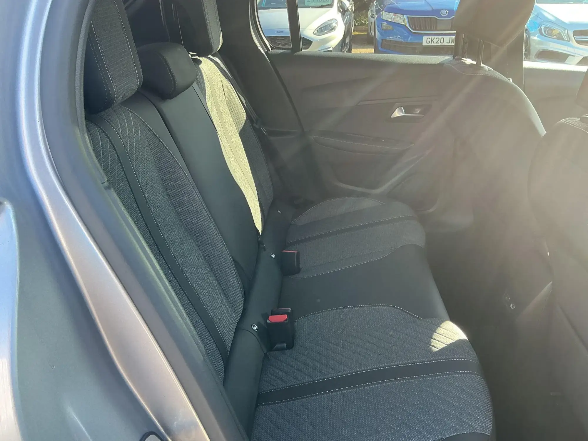 Peugeot 208 Image 13