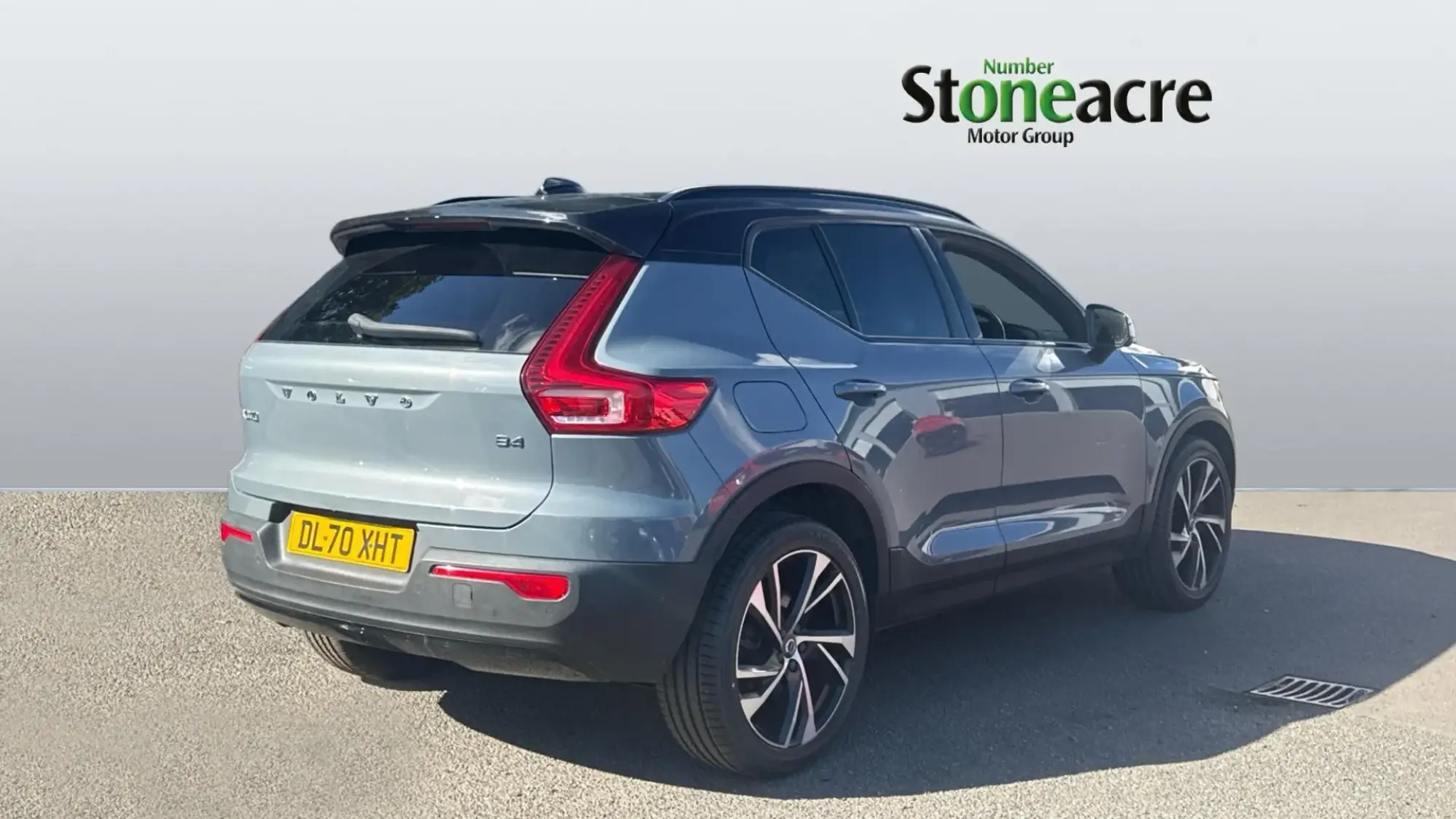 Volvo XC40 2.0 B4P R DESIGN Pro 5dr Auto DL70XHT Image 2 Volvo XC40 2.0 B4P R DESIGN Pro 5dr Auto DL70XHT Image 2