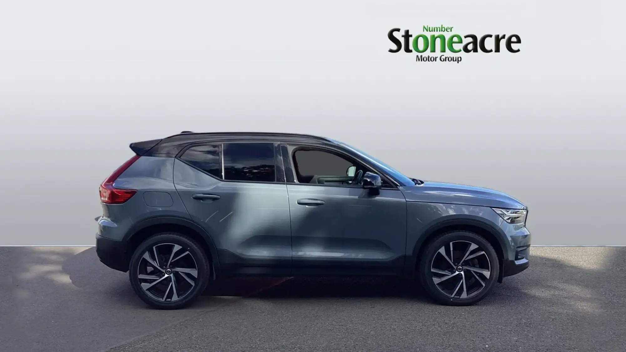 Volvo XC40 2.0 B4P R DESIGN Pro 5dr Auto DL70XHT Image 3 Volvo XC40 2.0 B4P R DESIGN Pro 5dr Auto DL70XHT Image 3