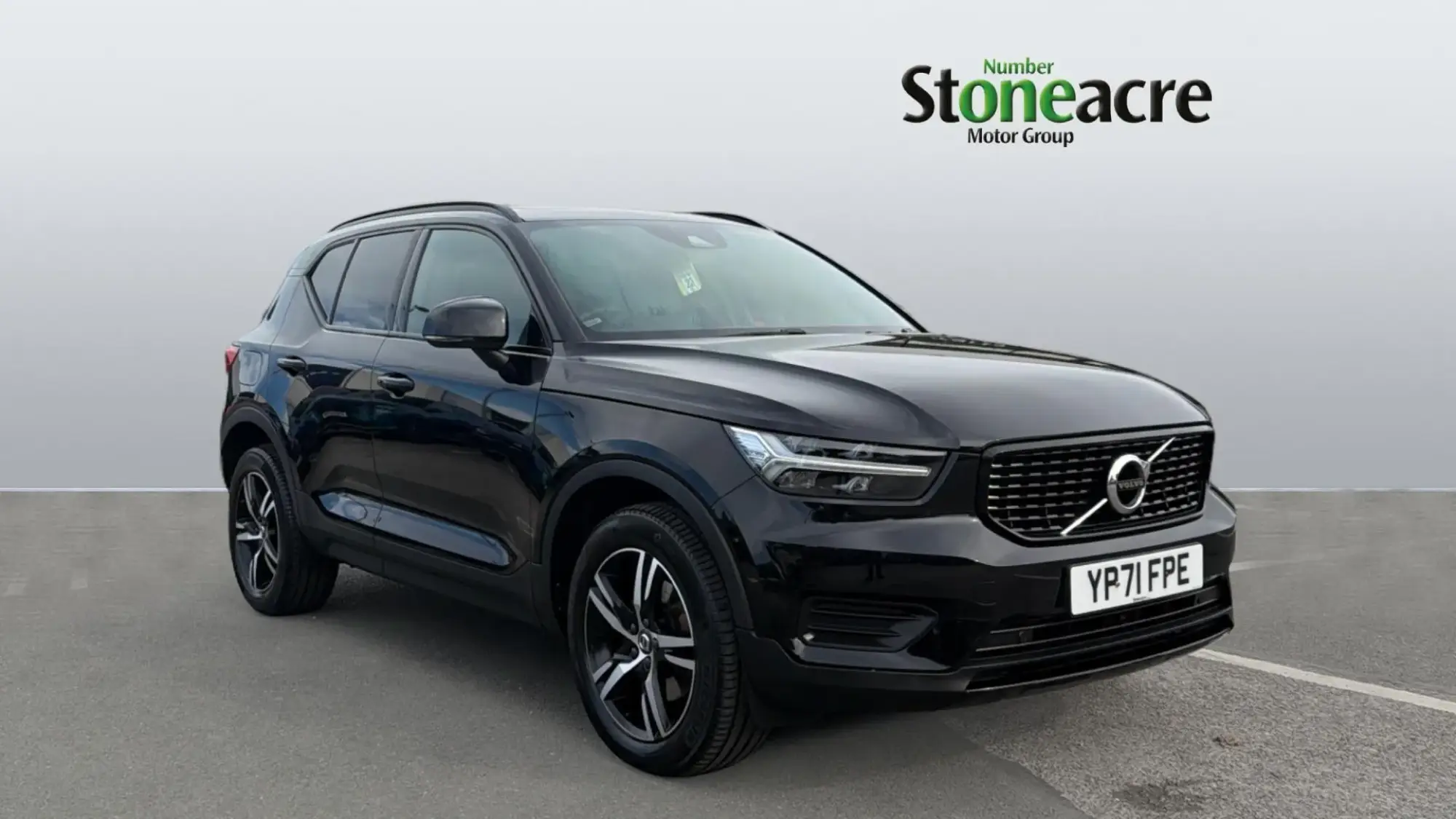 Volvo XC40 R-Design B4 (197 hp) Auto YP71FPE Image 1 Volvo XC40 R-Design B4 (197 hp) Auto YP71FPE Image 1