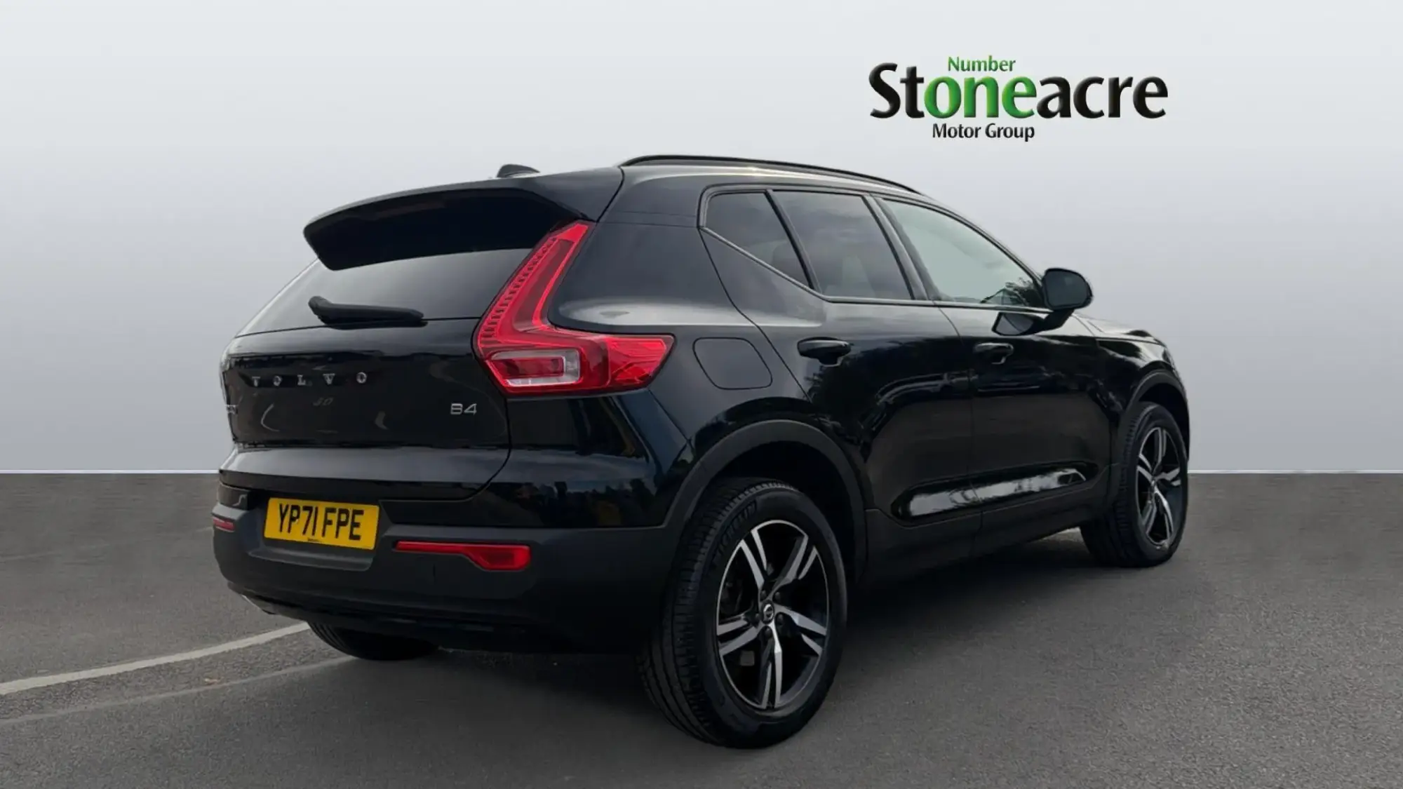 Volvo XC40 R-Design B4 (197 hp) Auto YP71FPE Image 2 Volvo XC40 R-Design B4 (197 hp) Auto YP71FPE Image 2