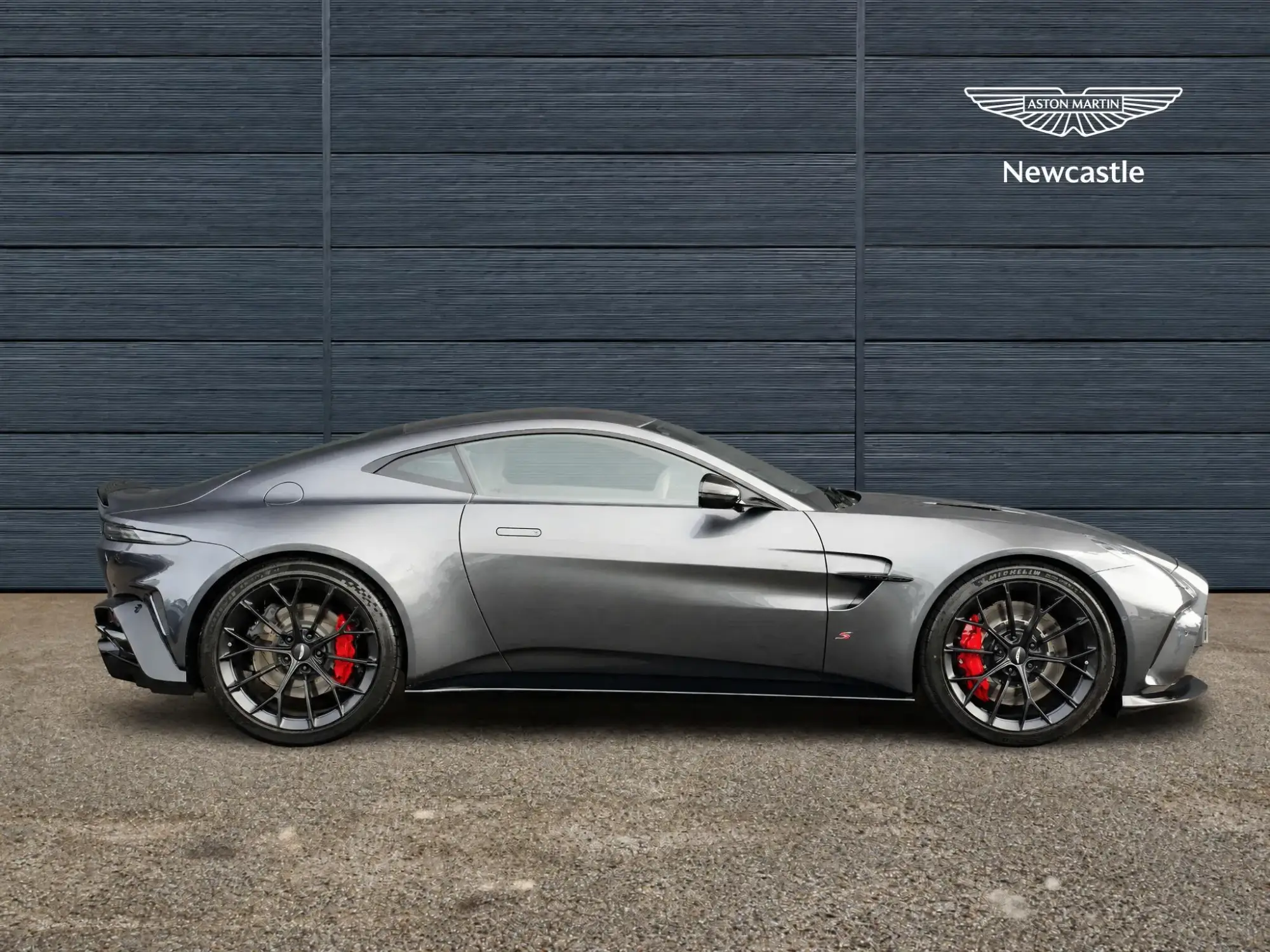 Aston Martin Vantage Image 5