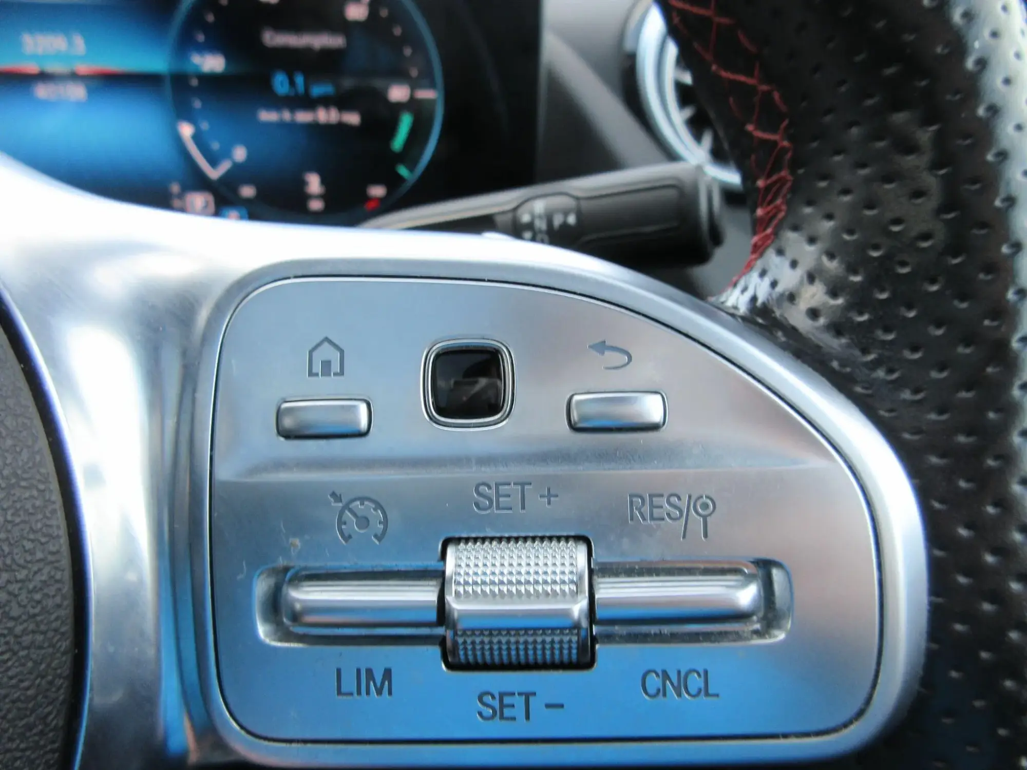 Mercedes-Benz GLA Image 27