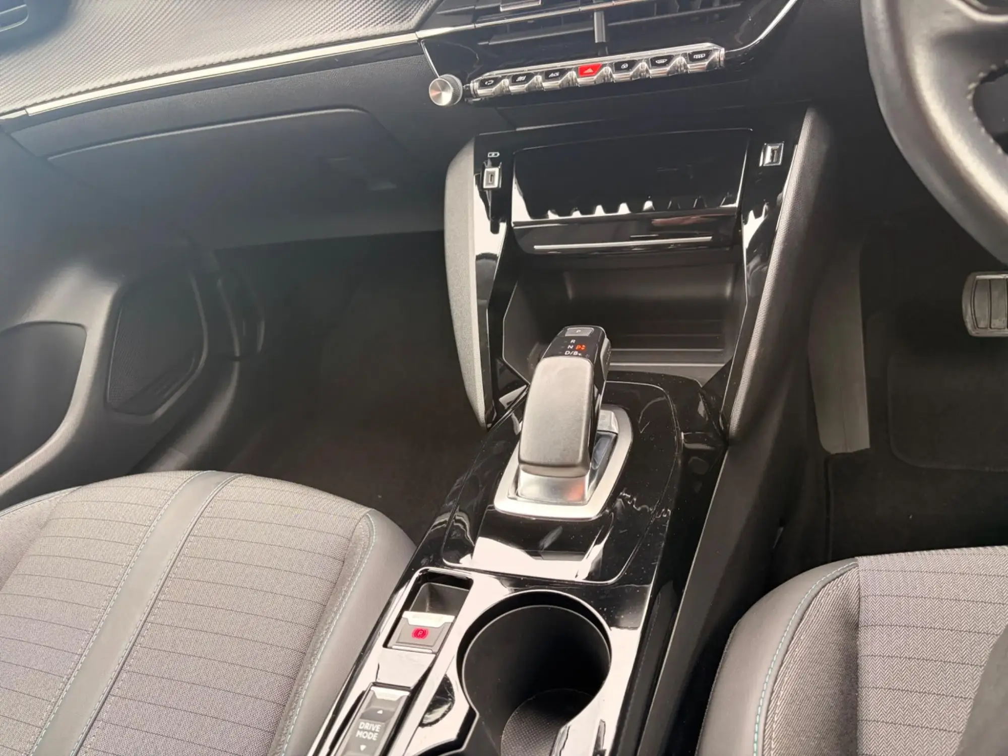 Peugeot E-208 Image 8