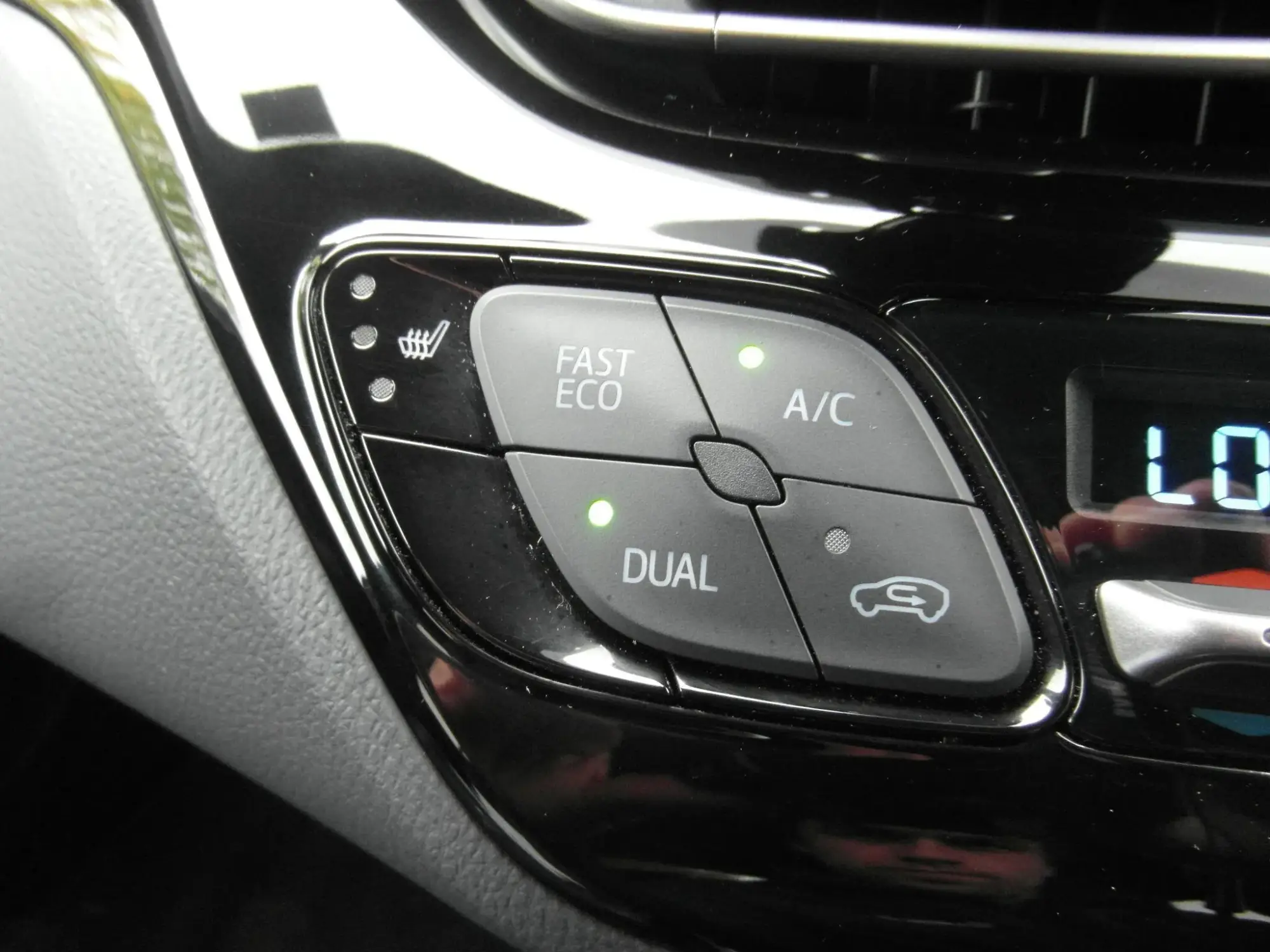 Toyota C-HR Hybrid Image 19