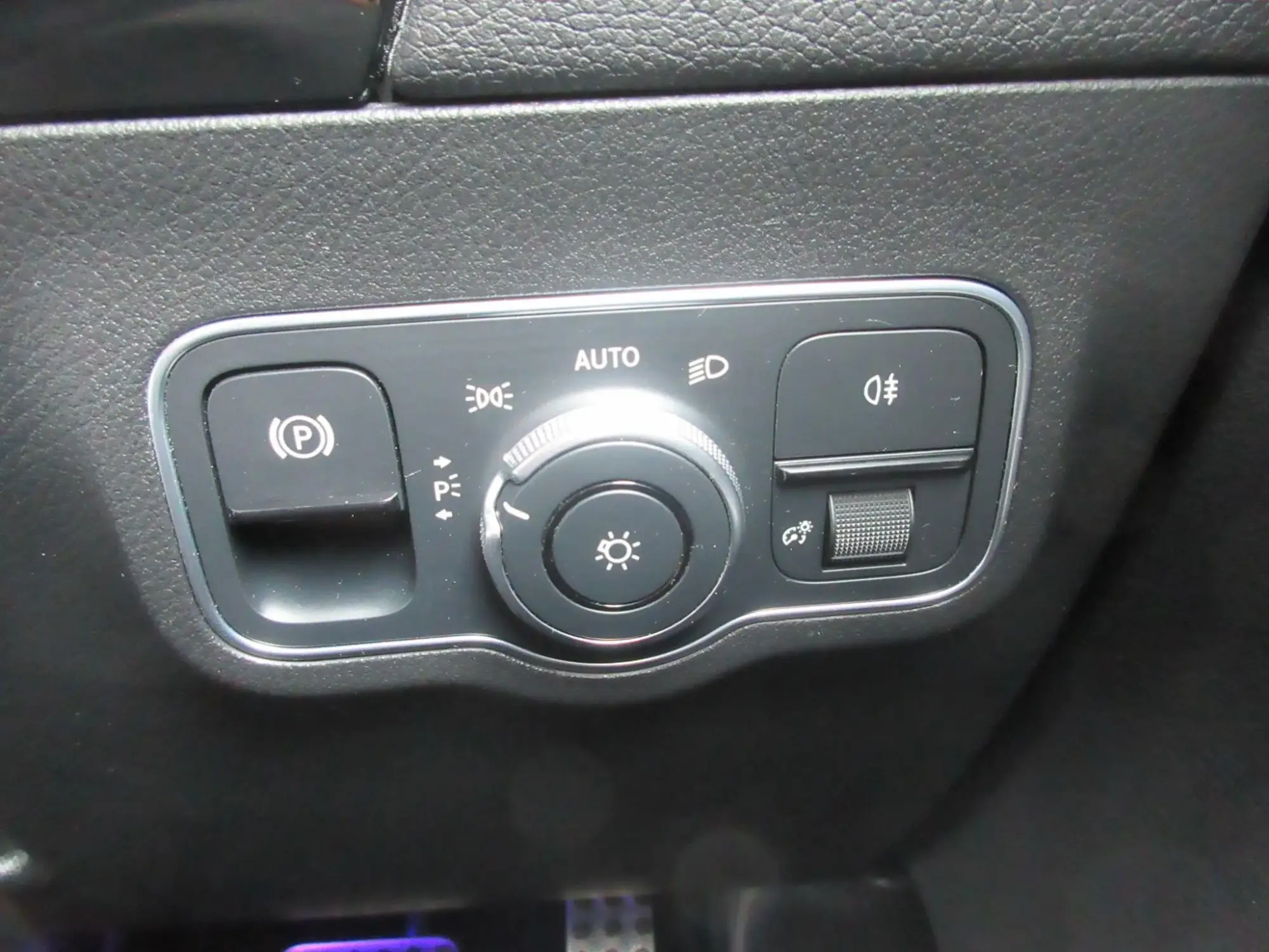 Mercedes-Benz GLA Image 43