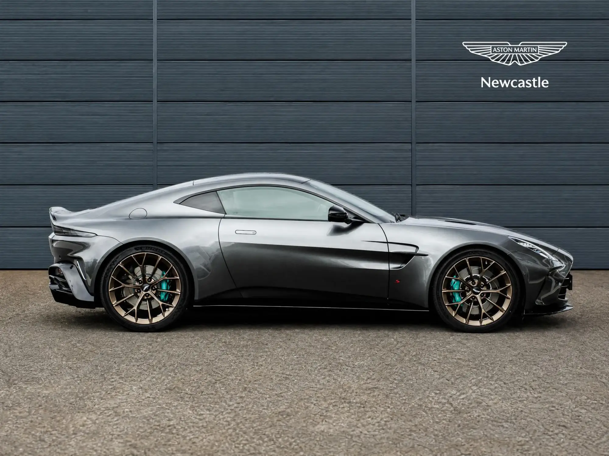 Aston Martin Vantage Image 8