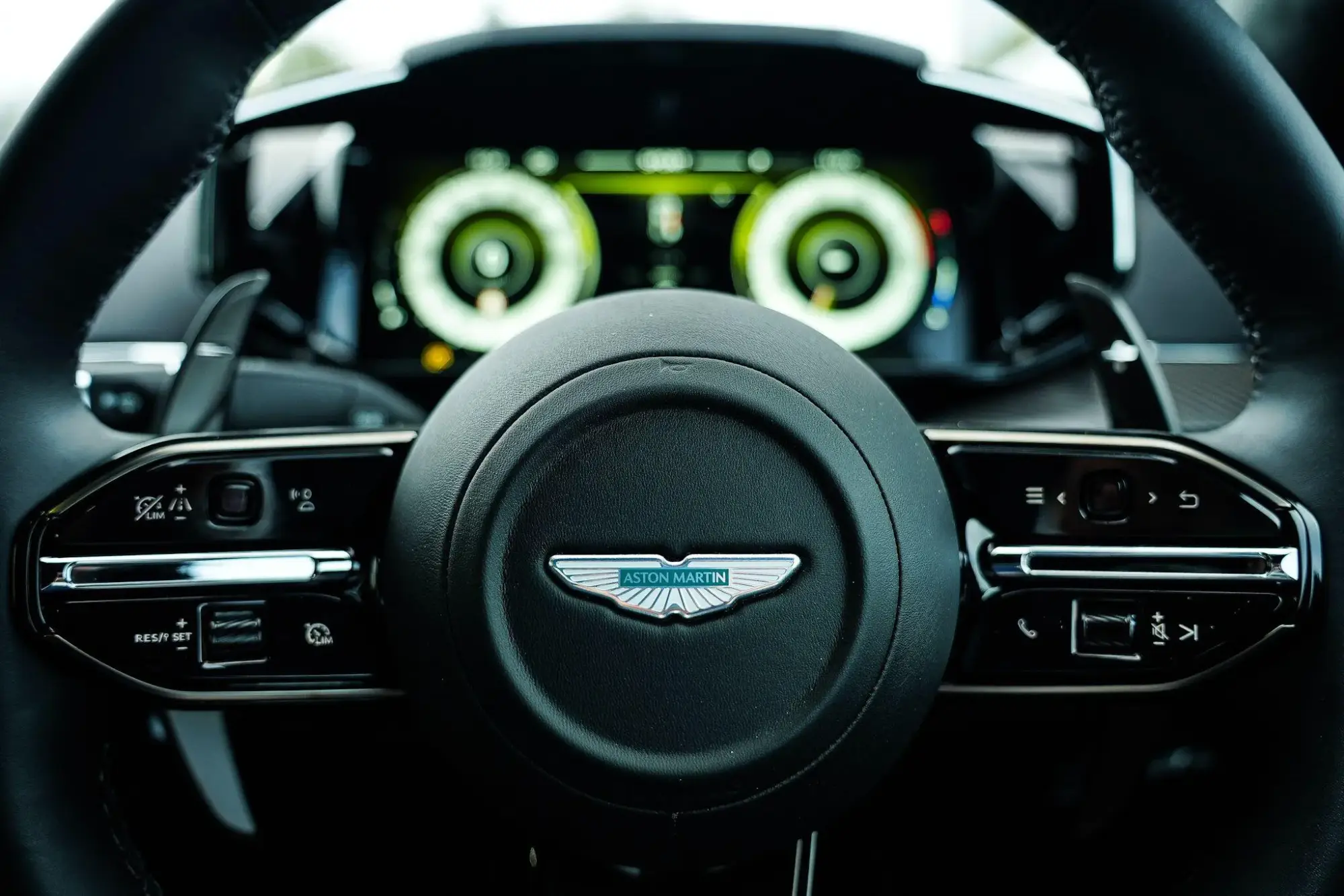 Aston Martin Vantage Image 11