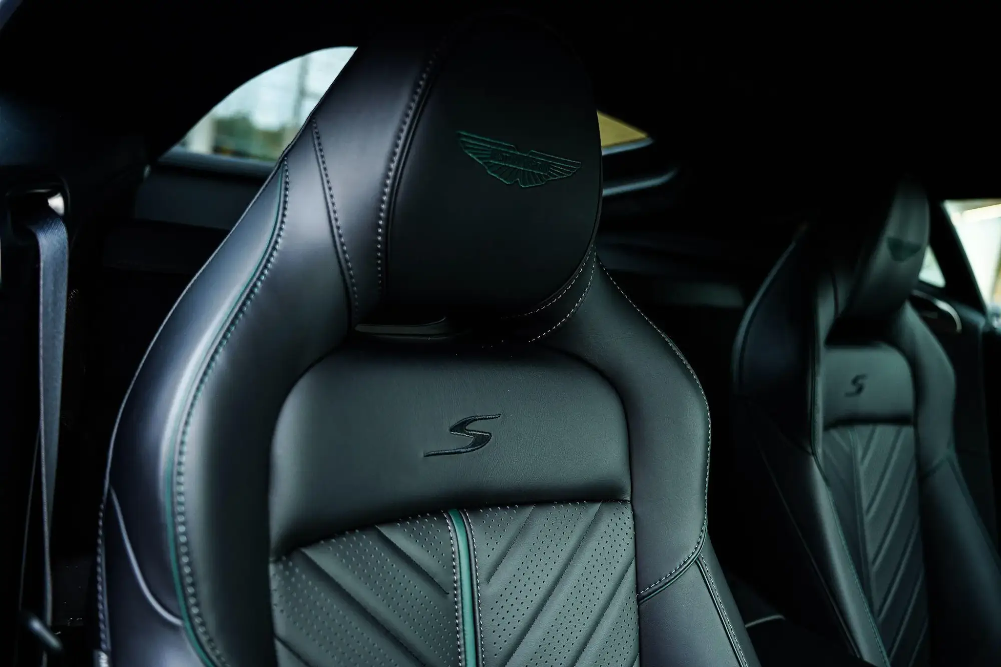 Aston Martin Vantage Image 12