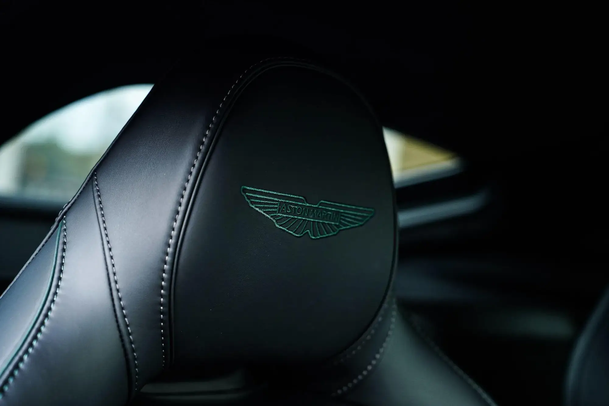 Aston Martin Vantage Image 13