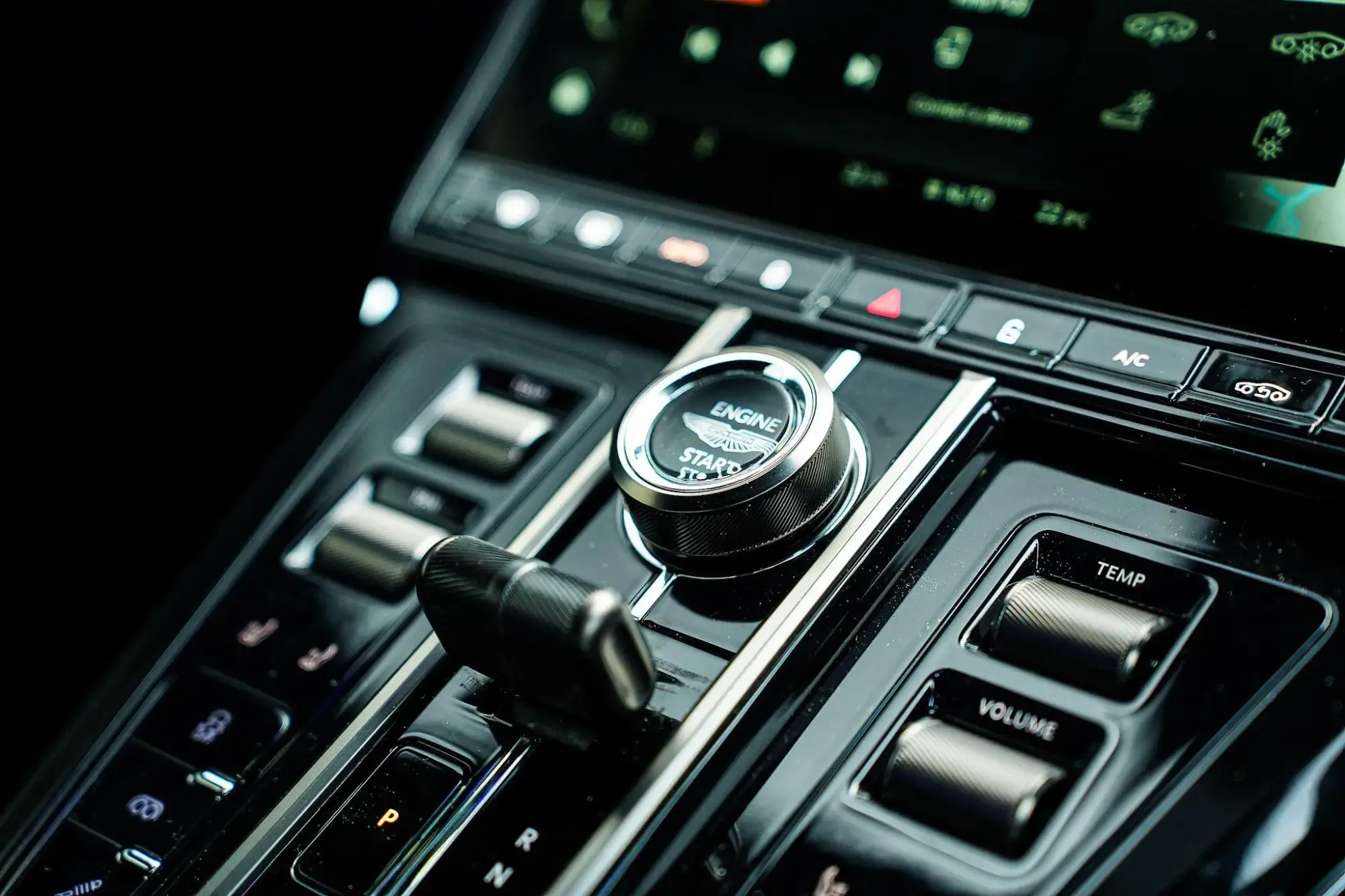 Aston Martin Vantage Image 16