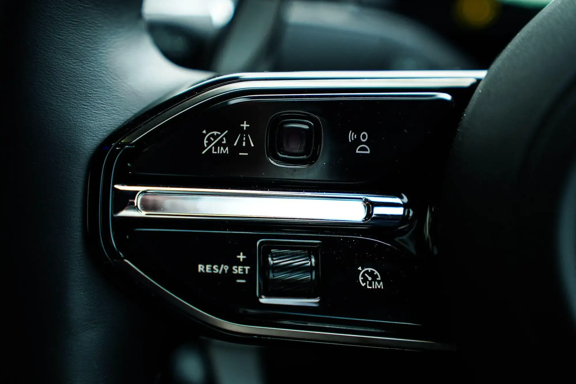 Aston Martin Vantage Image 17
