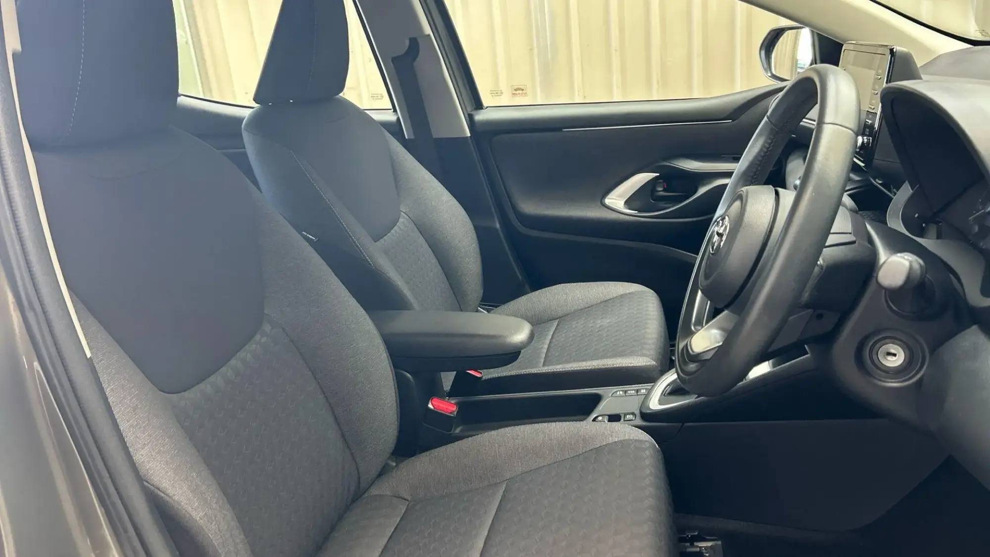 Toyota Yaris Hybrid Image 15