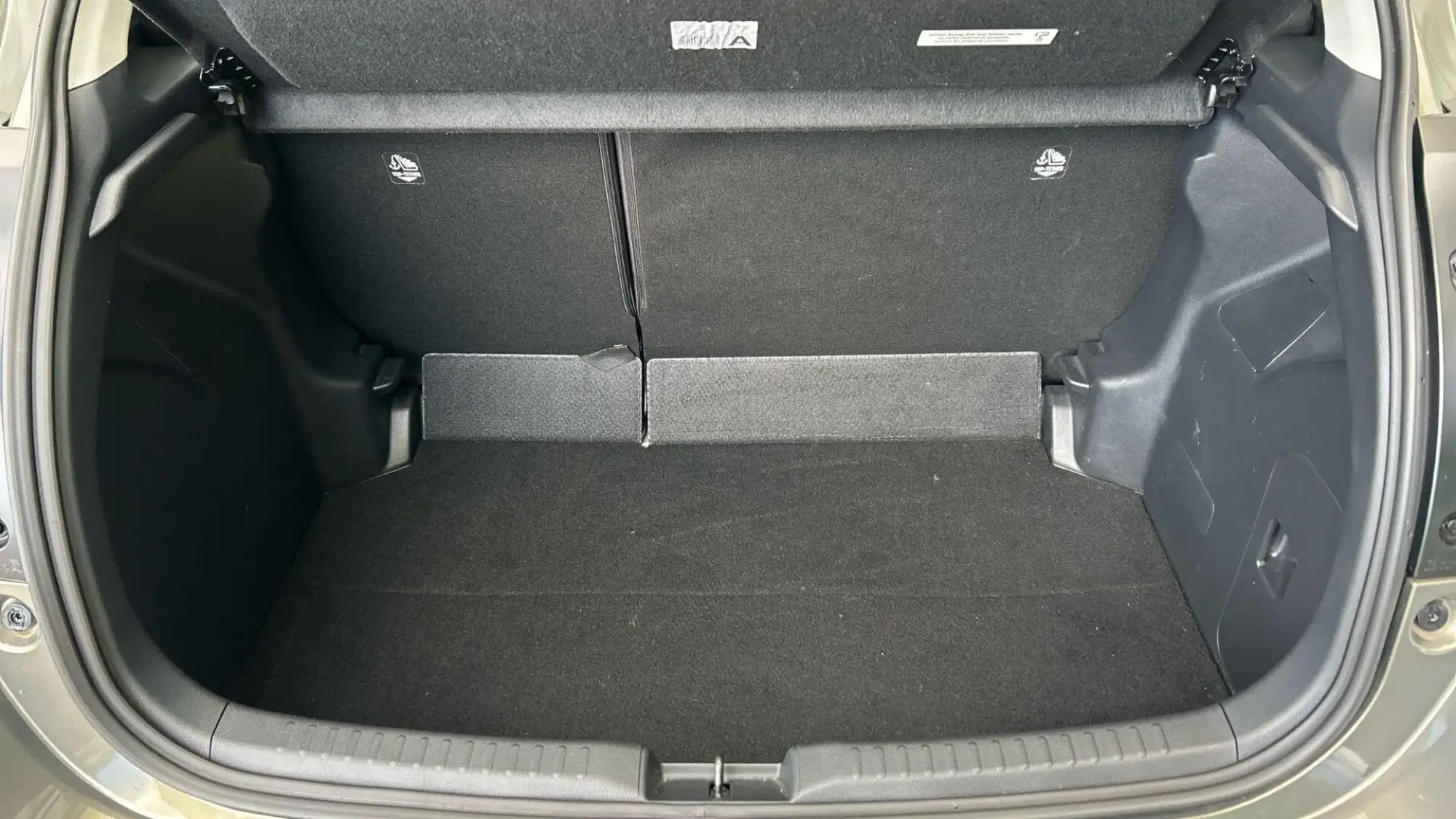 Toyota Yaris Hybrid Image 18