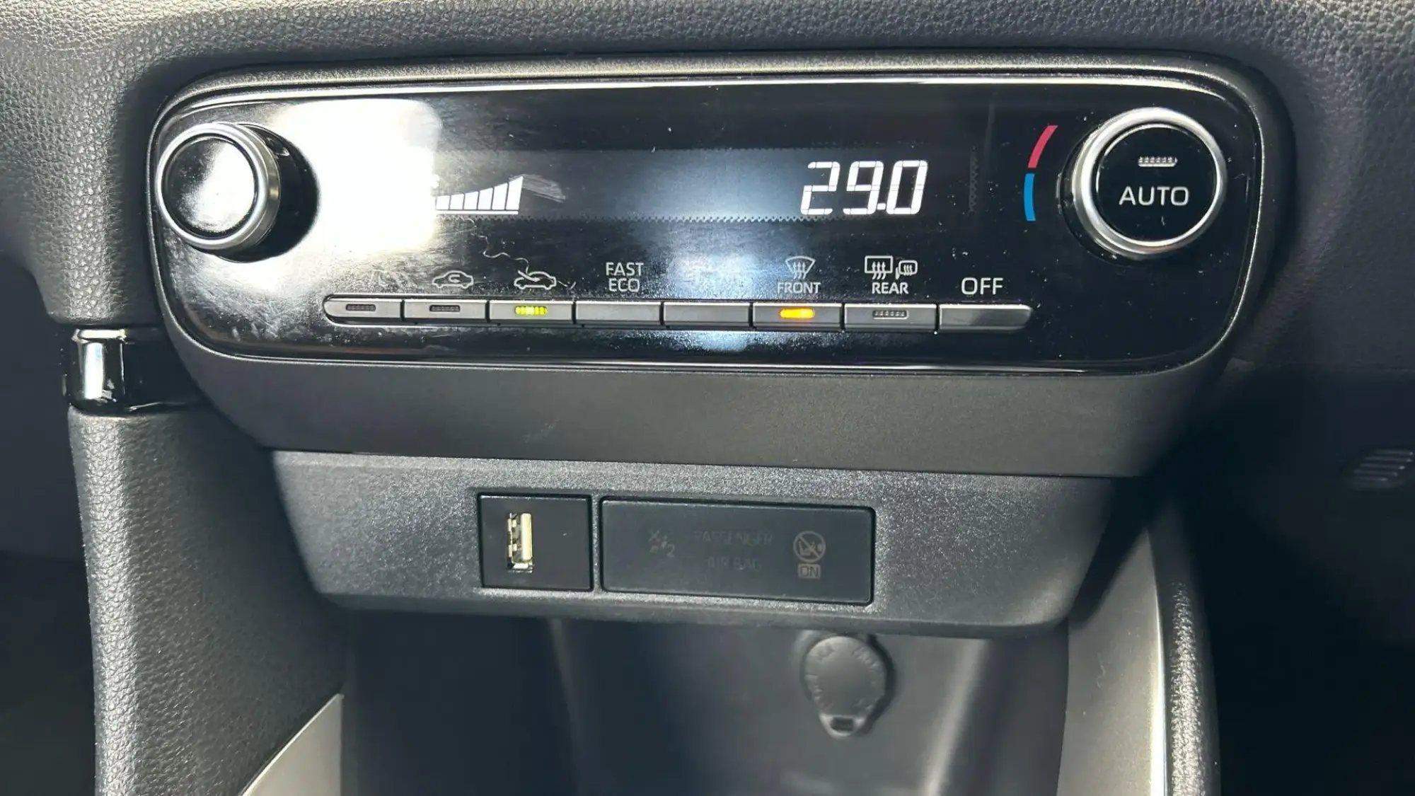 Toyota Yaris Hybrid Image 28