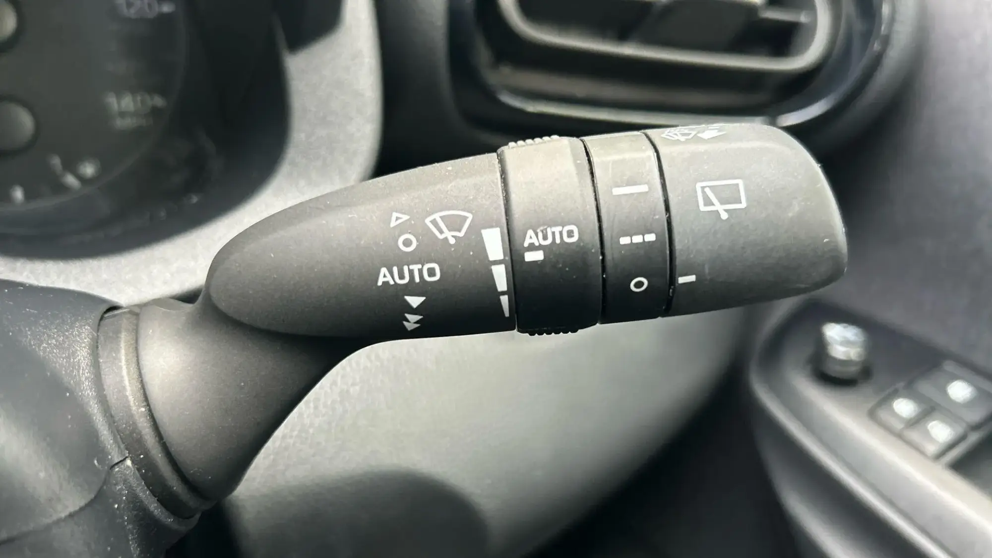 Toyota Yaris Hybrid Image 34