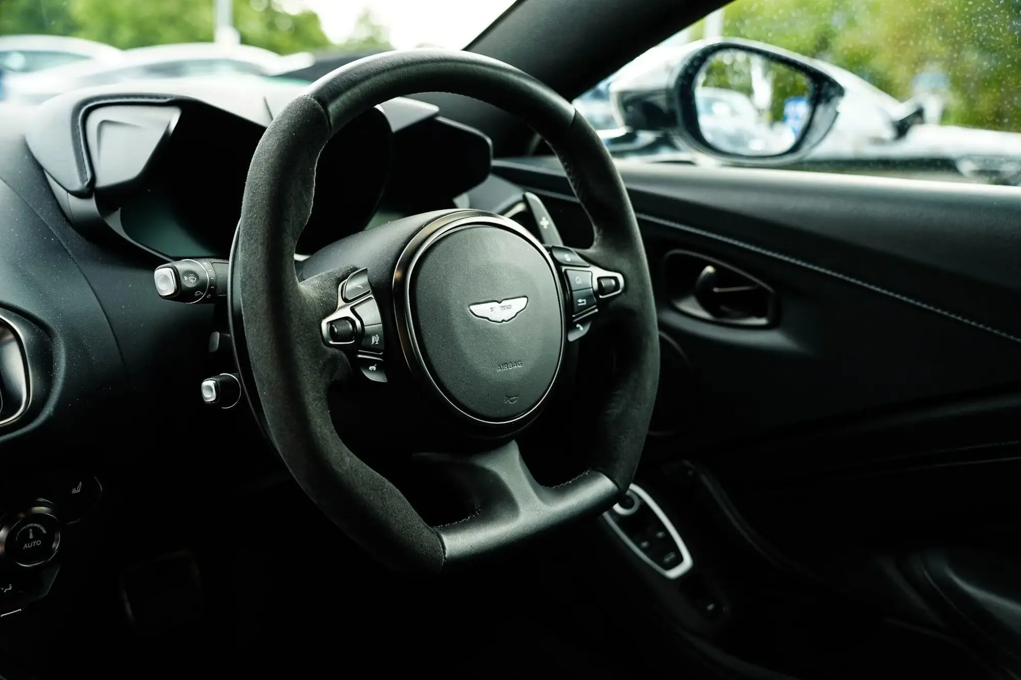 Aston Martin Vantage Roadster Image 9