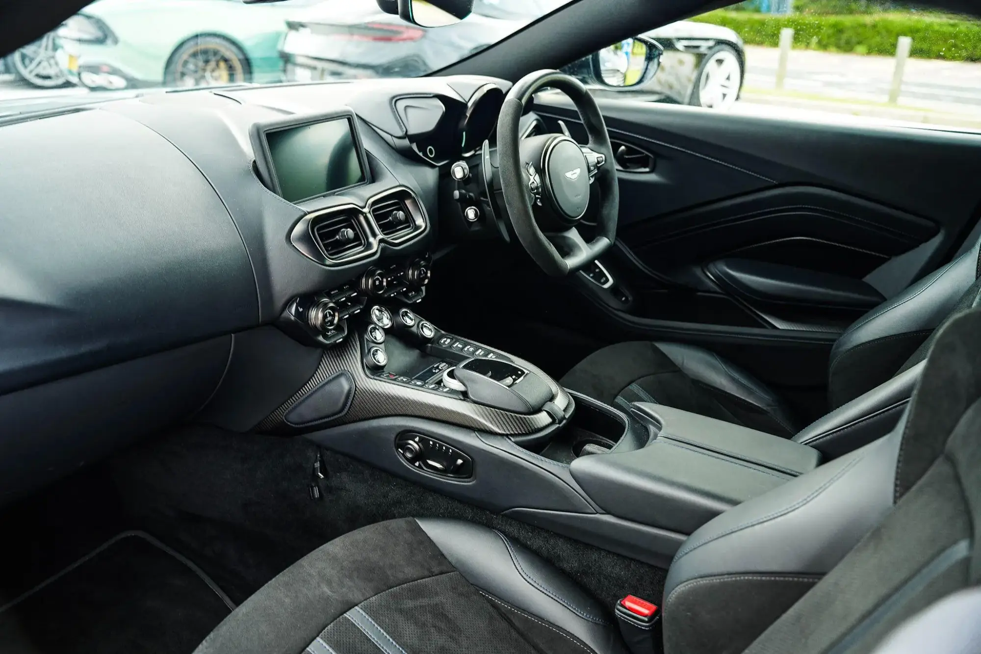 Aston Martin Vantage Roadster Image 11