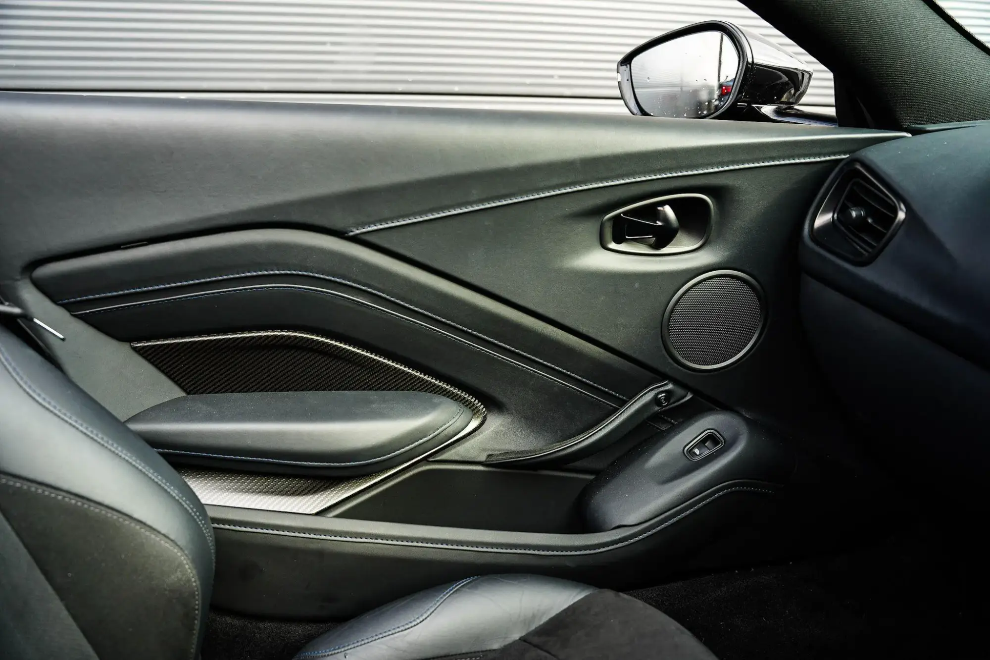 Aston Martin Vantage Roadster Image 20