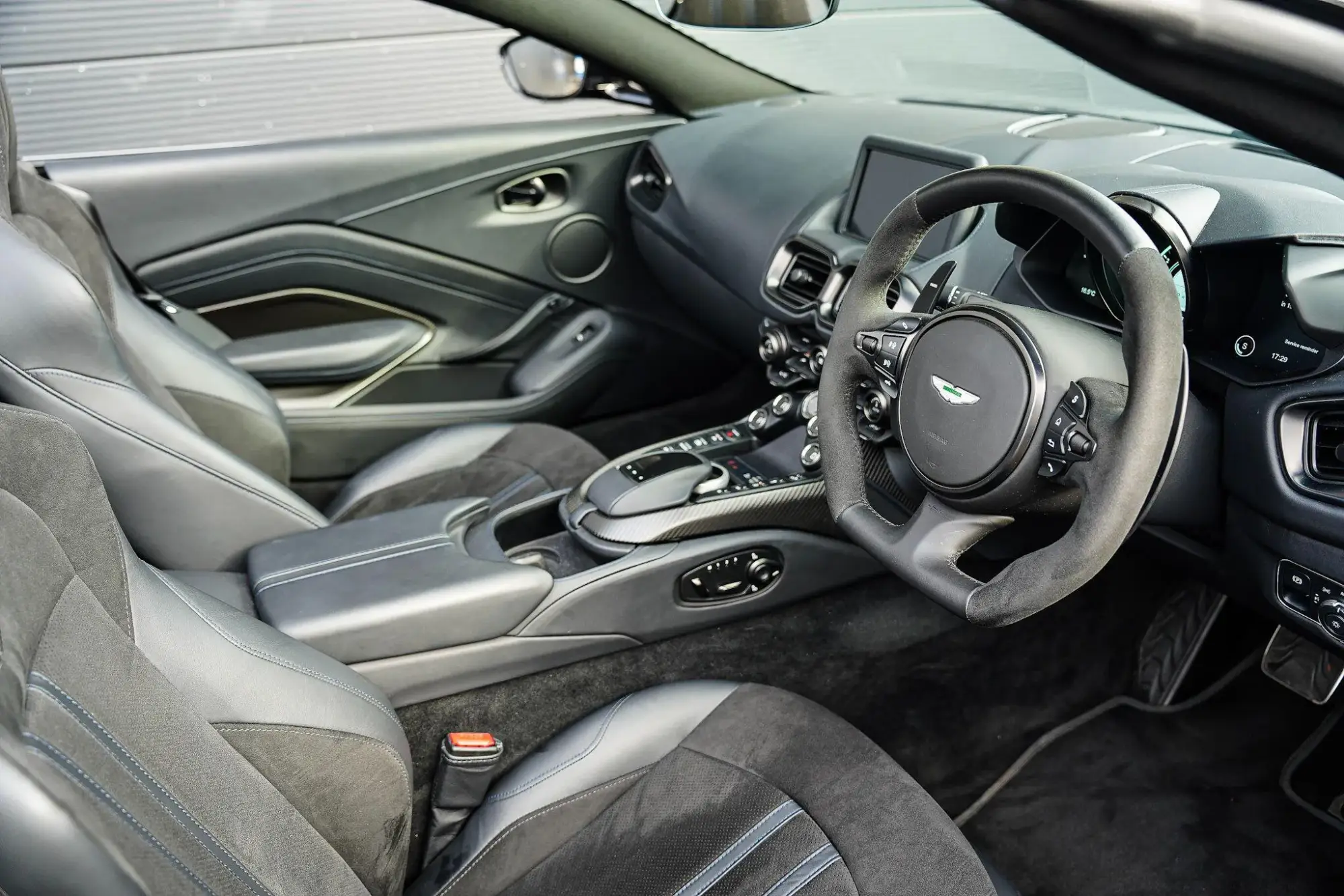 Aston Martin Vantage Roadster Image 21