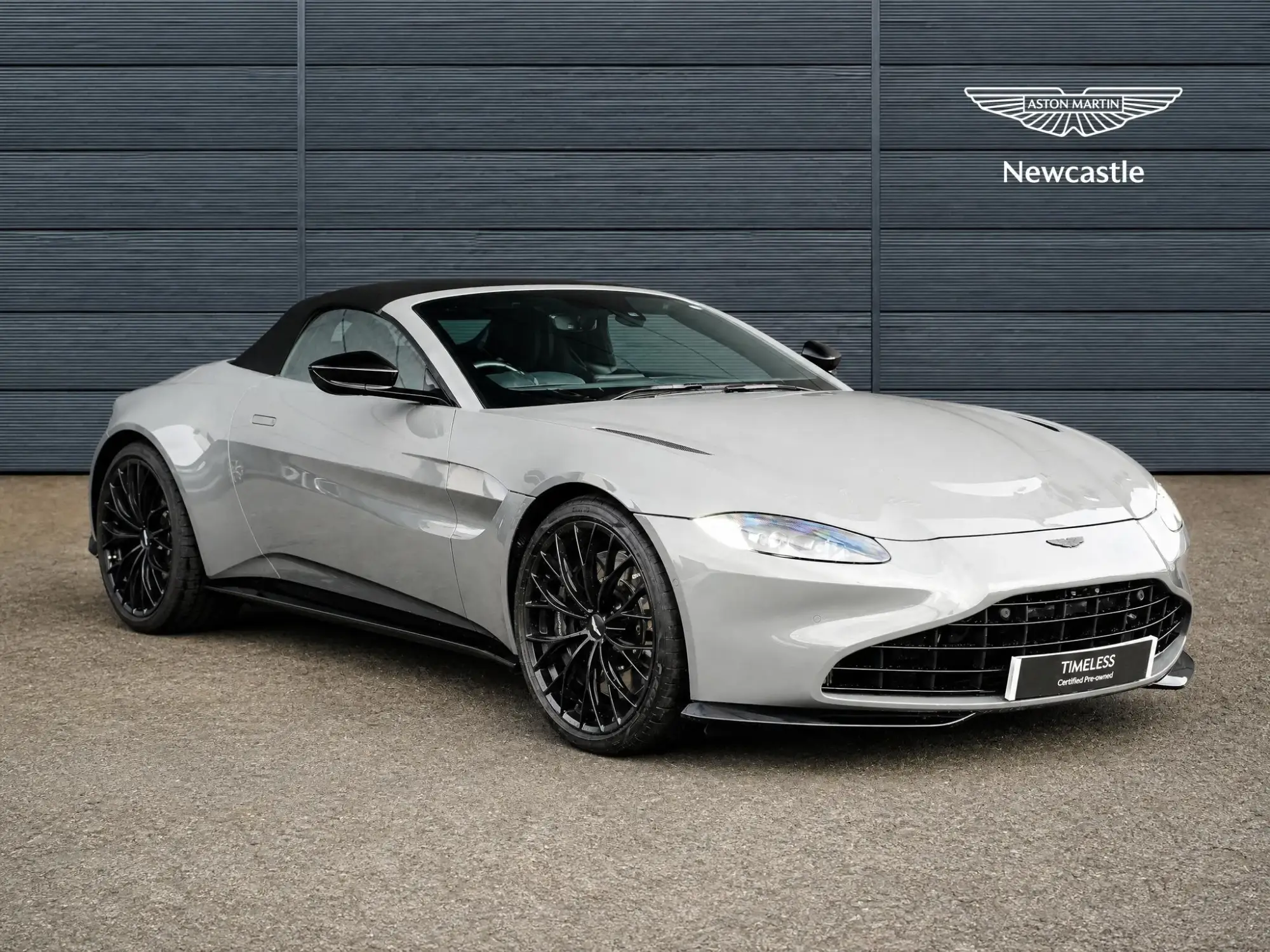 Aston Martin Vantage Roadster Image 23